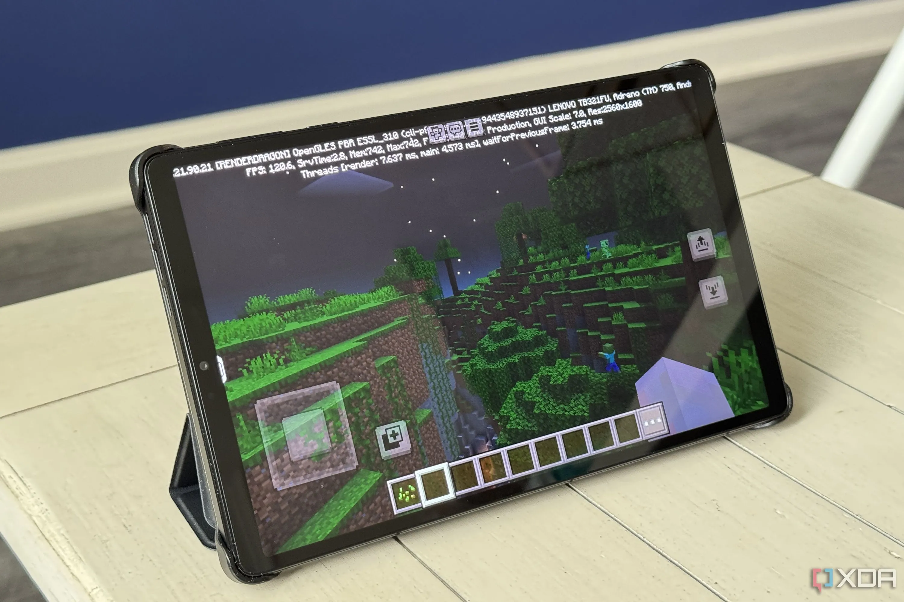 Máy tính bảng Lenovo Legion Tab Gen 3 hiển thị game Minecraft với đồ họa sống động