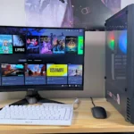 Máy tính chơi game tùy chỉnh SteamOS với màn hình, bàn phím và chuột