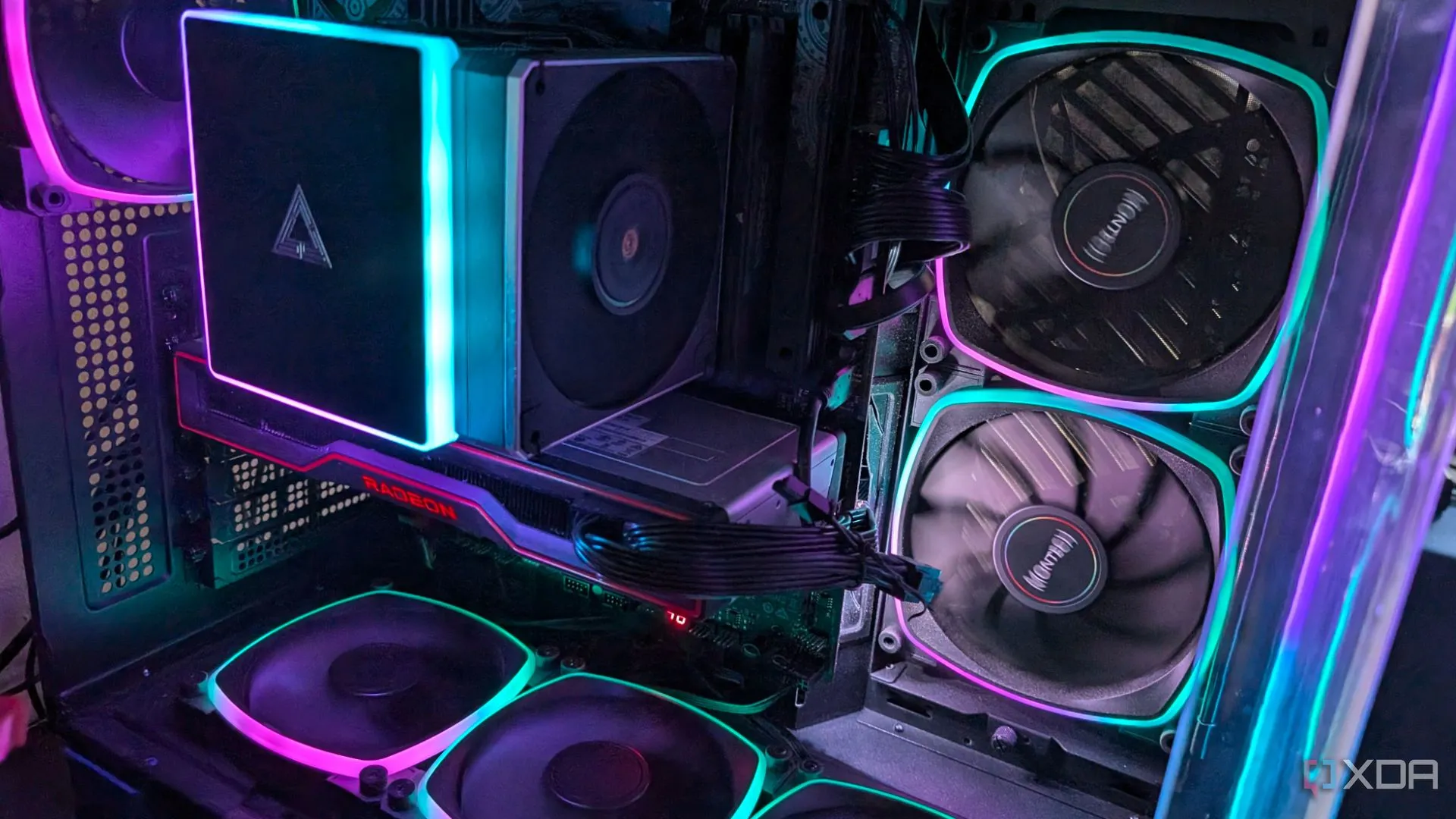 Máy tính chơi game với card đồ họa AMD và đèn RGB, minh họa vị trí lắp đặt linh kiện bên trong thùng máy