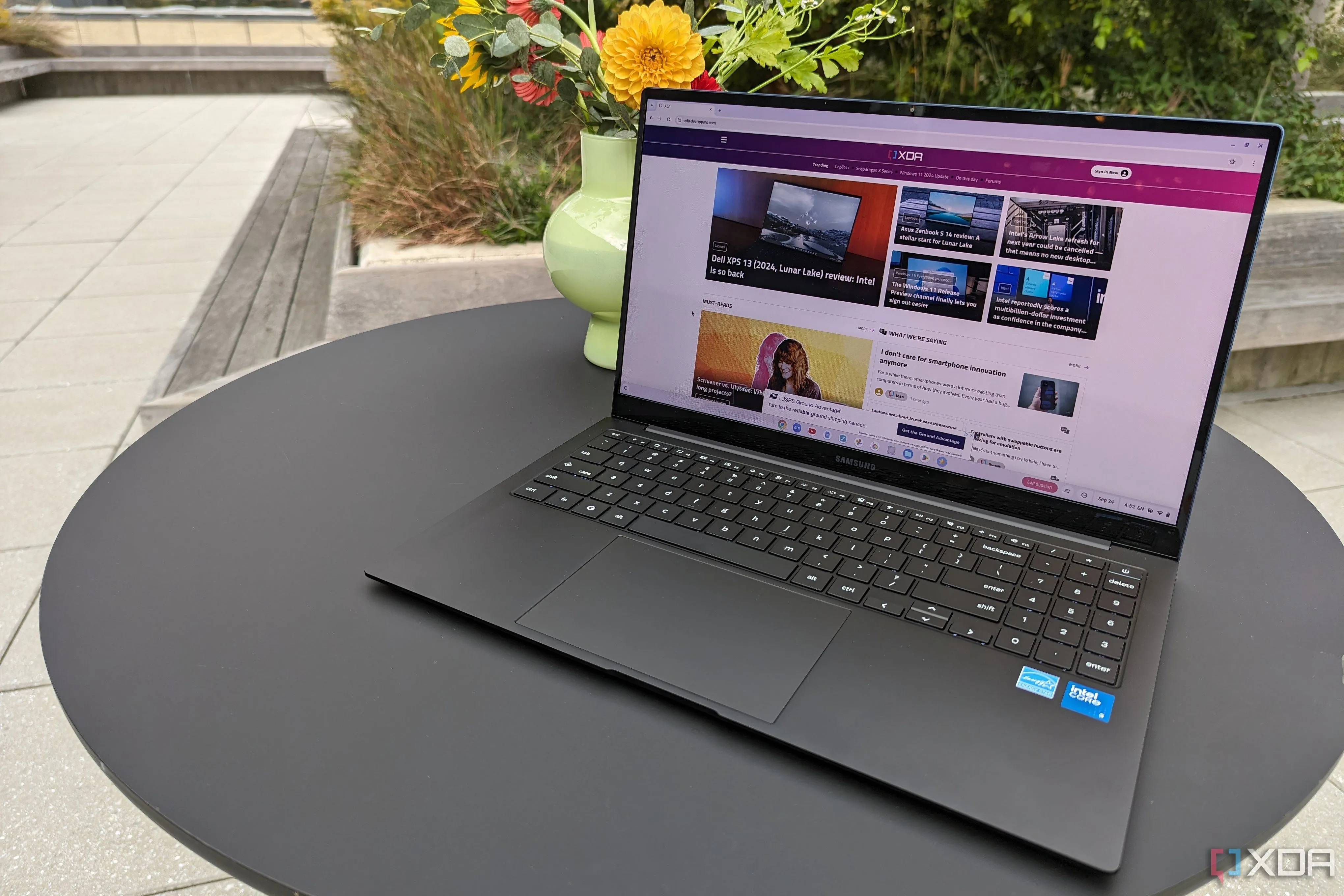 Máy tính Samsung Galaxy Chromebook hiển thị trang web, tượng trưng cho việc bảo vệ dữ liệu trực tuyến
