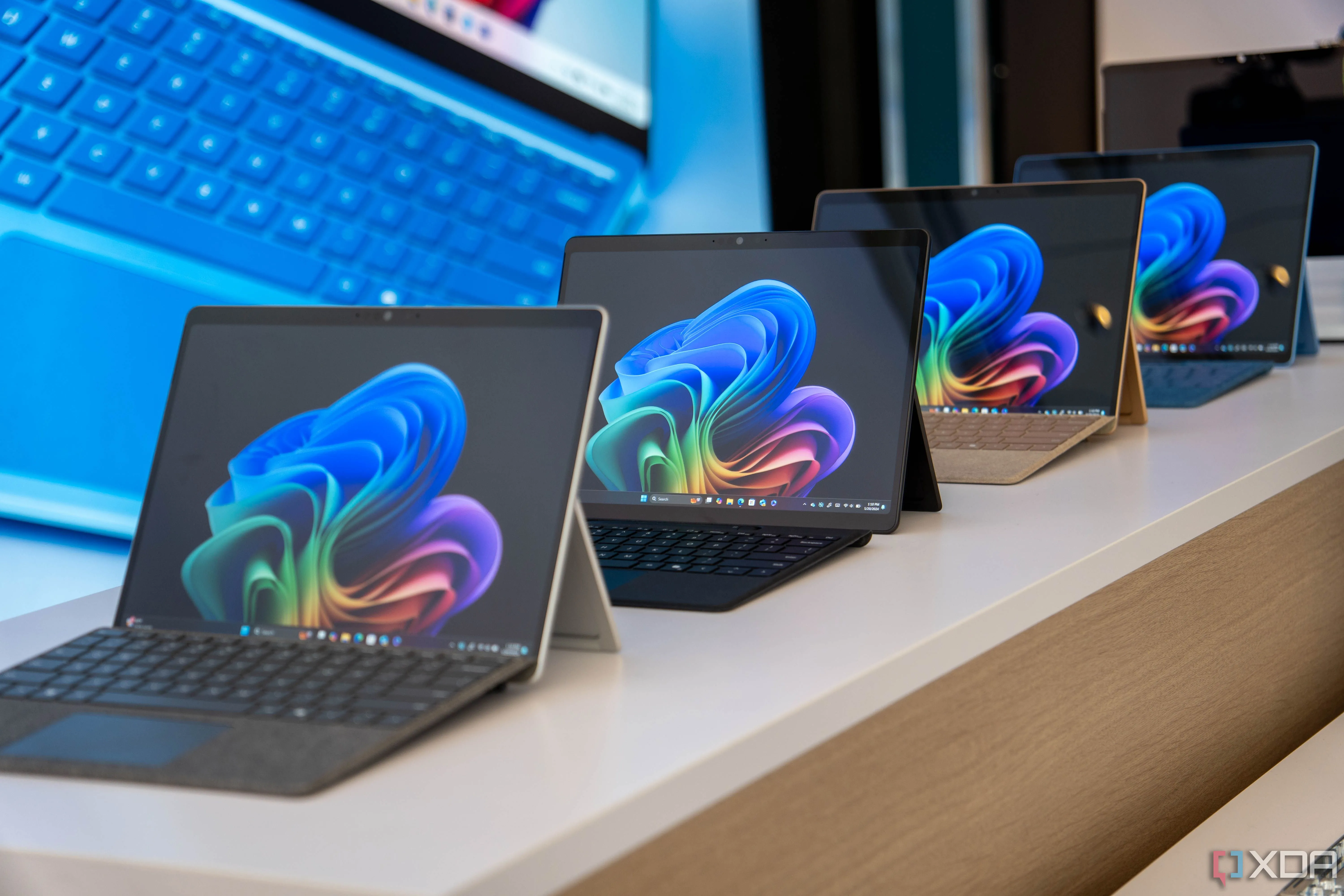 Máy tính Surface Pro 11 trưng bày, minh họa các lỗ hổng bảo mật hệ điều hành dù có VPN