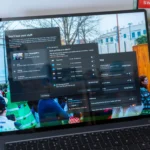 Máy tính xách tay chạy Windows 11, minh họa giao diện hiện đại của hệ điều hành Microsoft