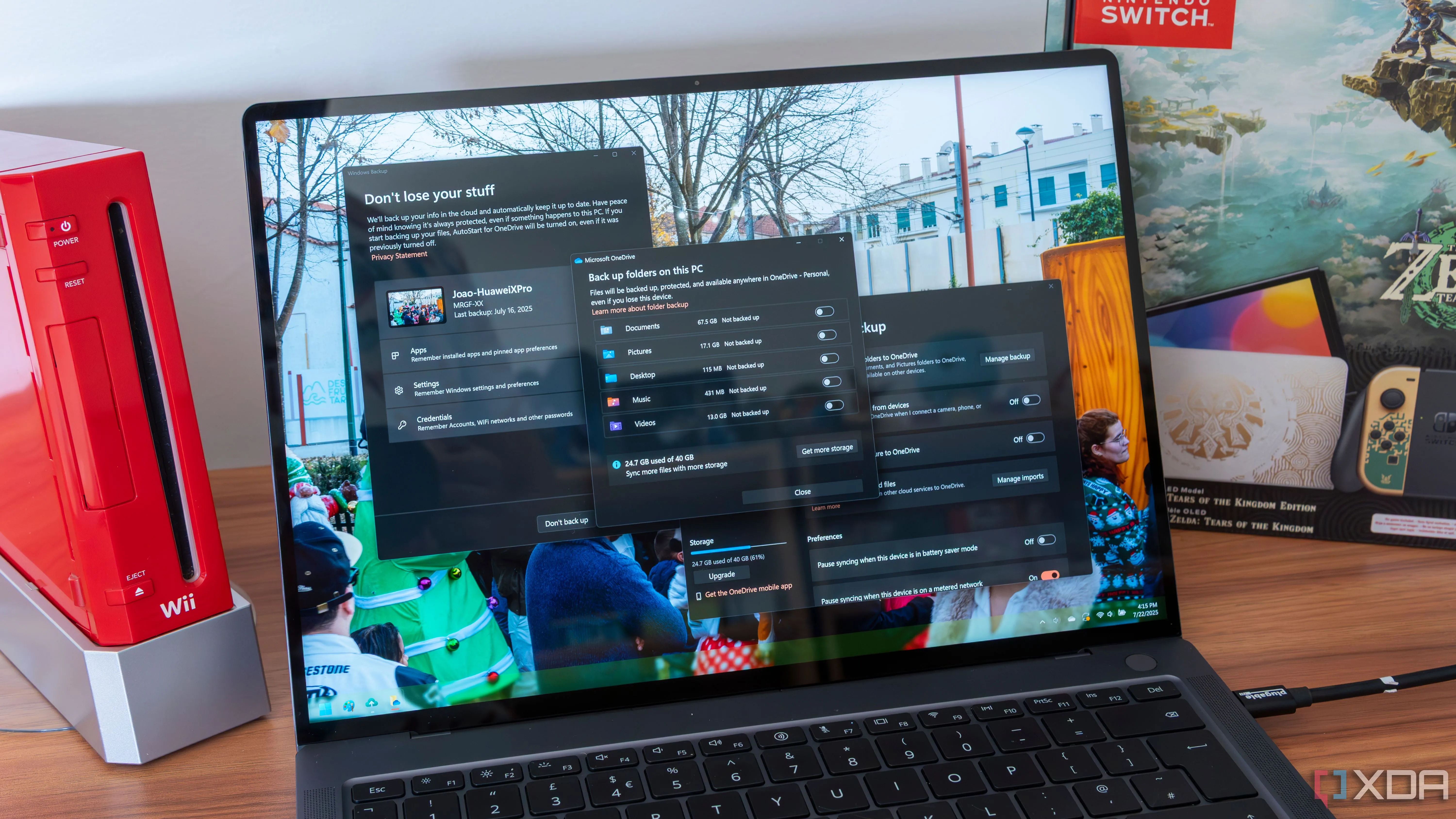 Máy tính xách tay chạy Windows 11, minh họa giao diện hiện đại của hệ điều hành Microsoft