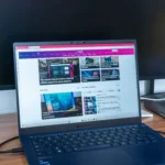 Máy tính xách tay chạy Windows 11 sạch sẽ sau khi gỡ bỏ các ứng dụng rác và tính năng không cần thiết bằng Win11Debloat
