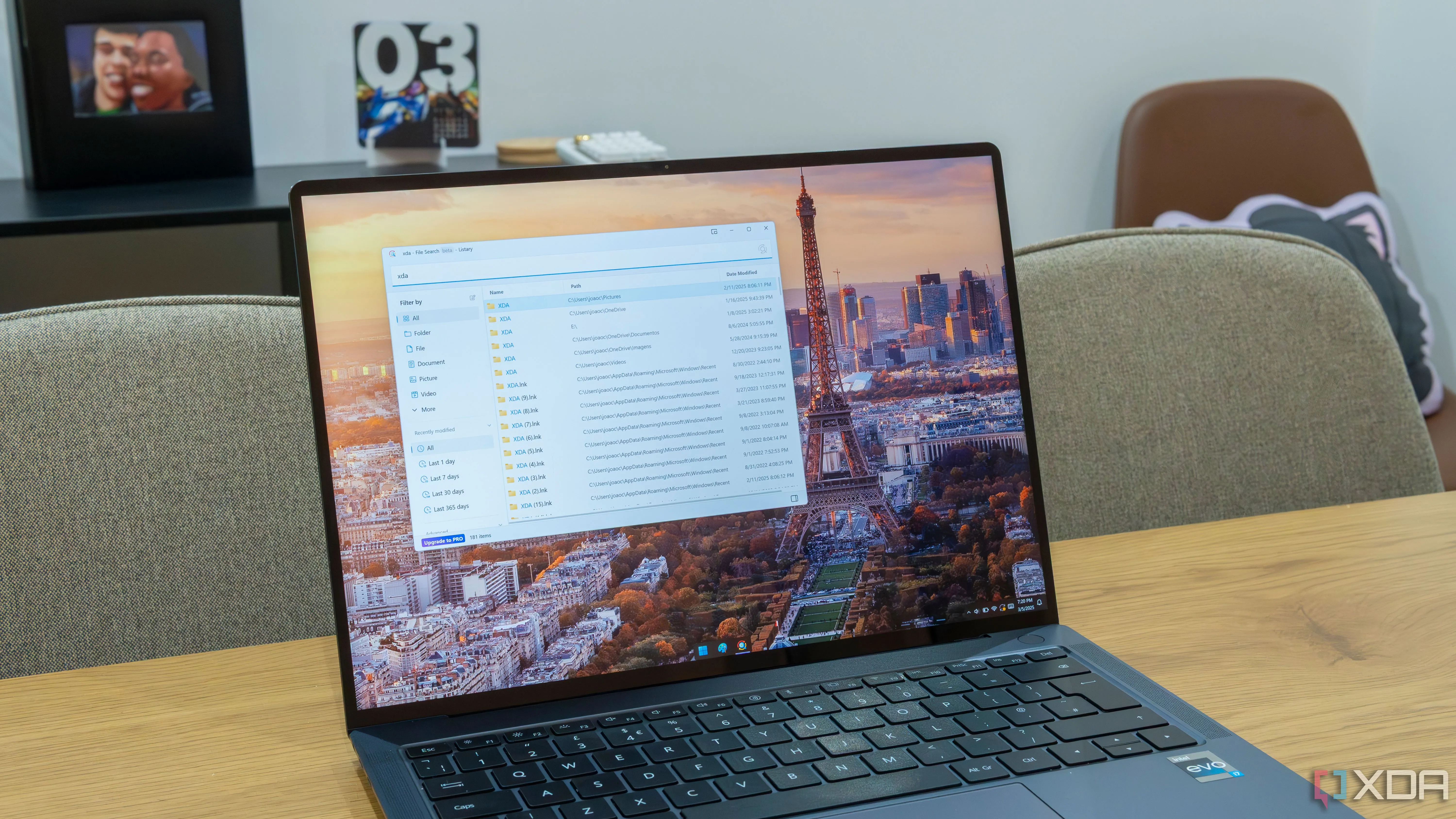 Máy tính xách tay đang chạy hệ điều hành Windows 11, hiển thị giao diện tìm kiếm tệp tin trong Listary, một phần của trải nghiệm người dùng trên Windows 11
