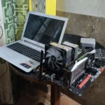 Máy tính xách tay đặt cạnh máy chủ, minh họa việc cô lập hệ thống NAS để ngăn chặn sự cố lây lan.