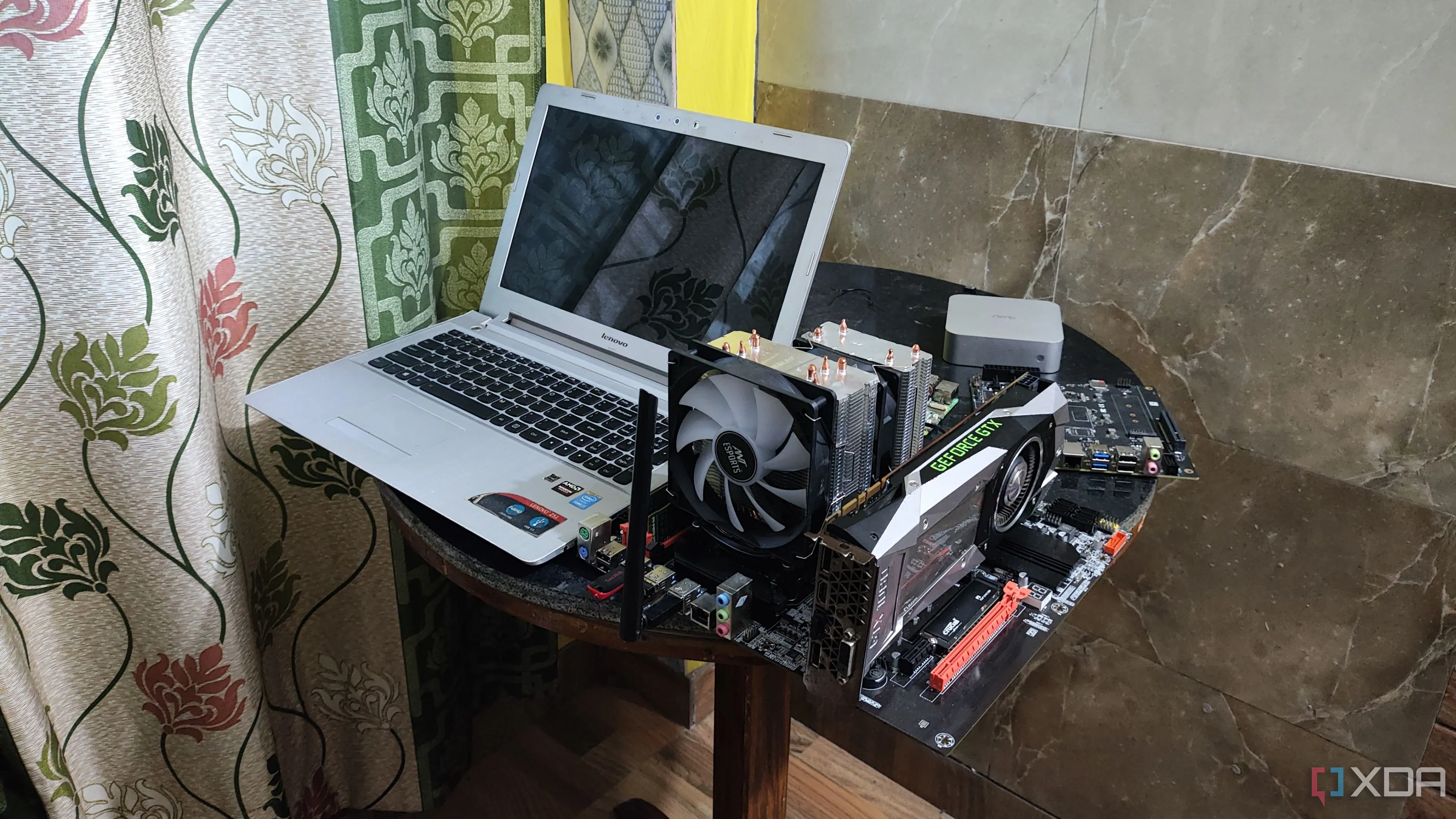 Máy tính xách tay đặt cạnh máy chủ, minh họa việc cô lập hệ thống NAS để ngăn chặn sự cố lây lan.