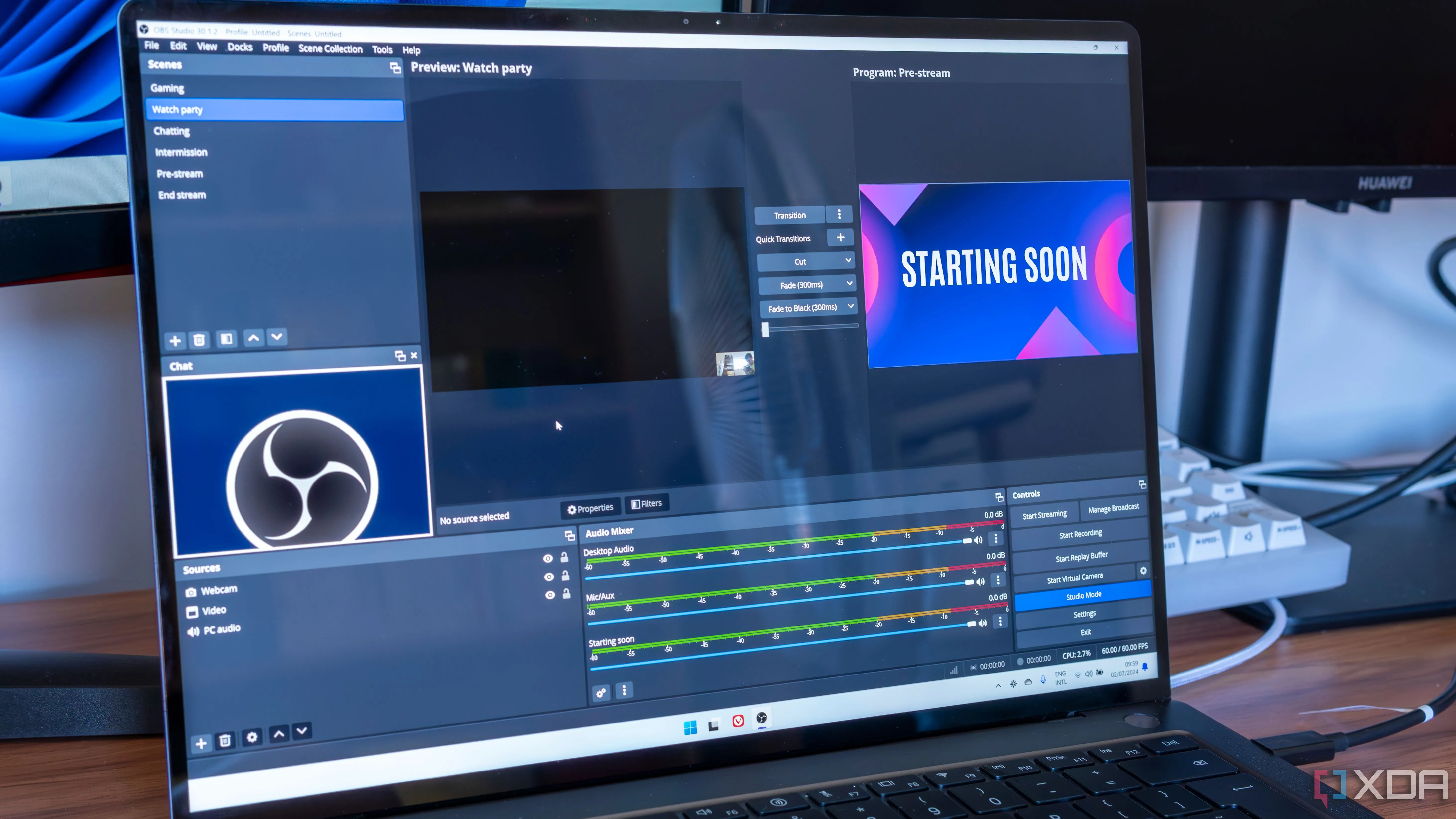 Máy tính xách tay hiển thị OBS Studio đang quay màn hình, công cụ livestream và ghi hình chuyên nghiệp
