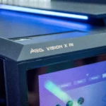 MEG Vision X AI tại Computex, hiển thị màn hình phía trước và biểu tượng