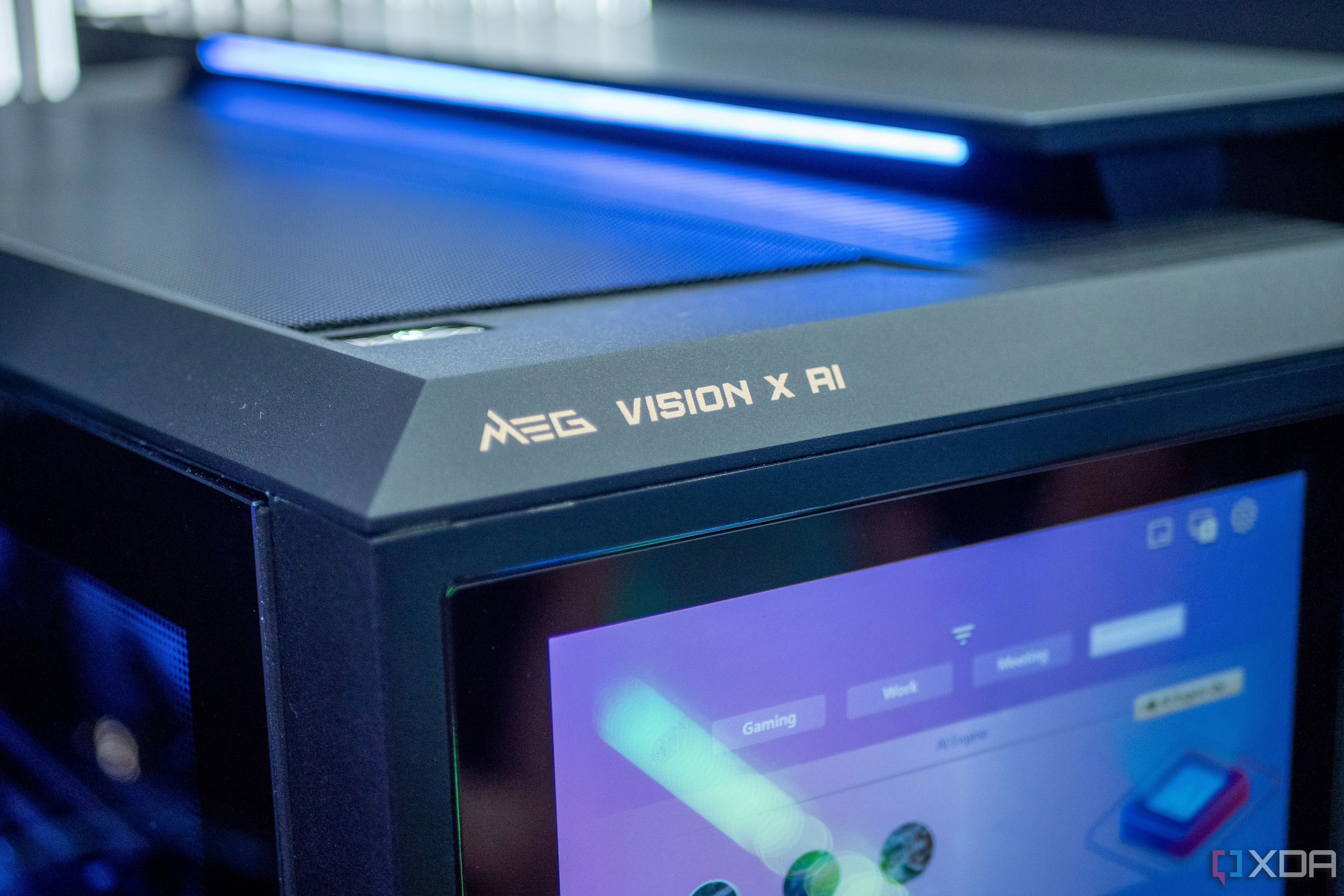MEG Vision X AI tại Computex, hiển thị màn hình phía trước và biểu tượng