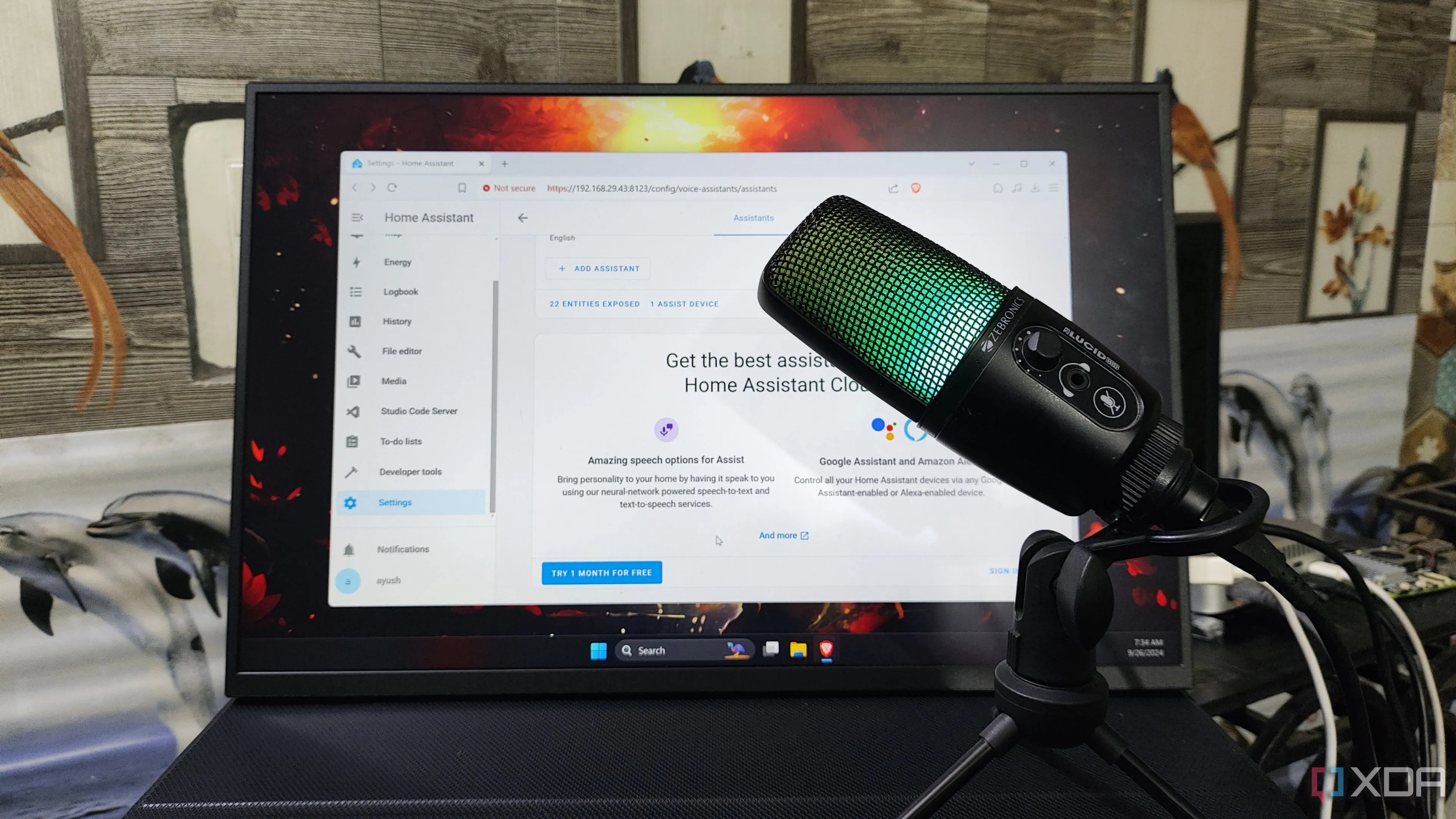 Micrô đặt trước màn hình hiển thị giao diện người dùng Home Assistant, minh họa trợ lý giọng nói AI trong home lab với n8n