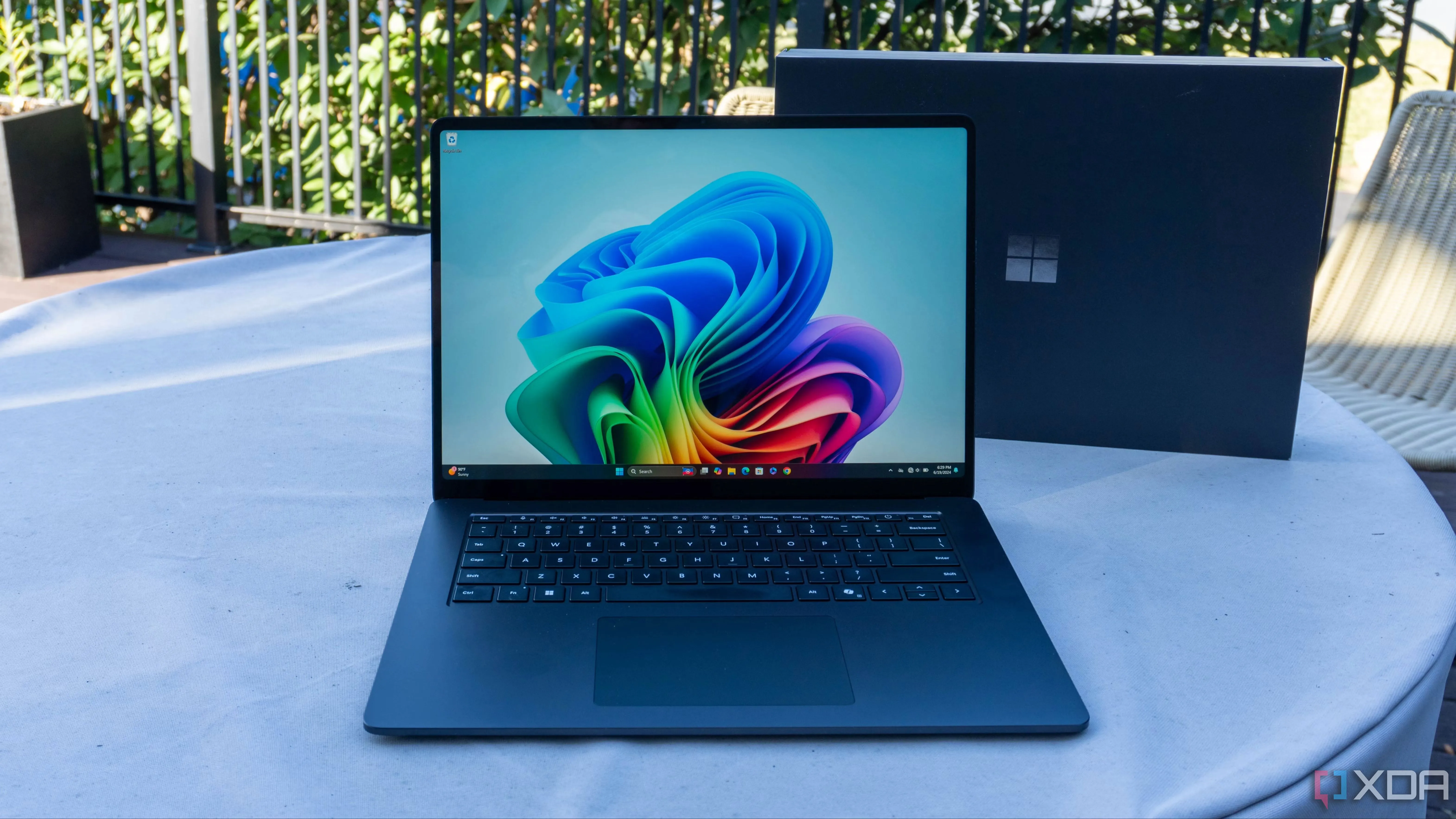 Microsoft Surface Laptop 7 đặt trên bàn, thể hiện sự linh hoạt và tính di động cao cho công việc hoặc sáng tạo.