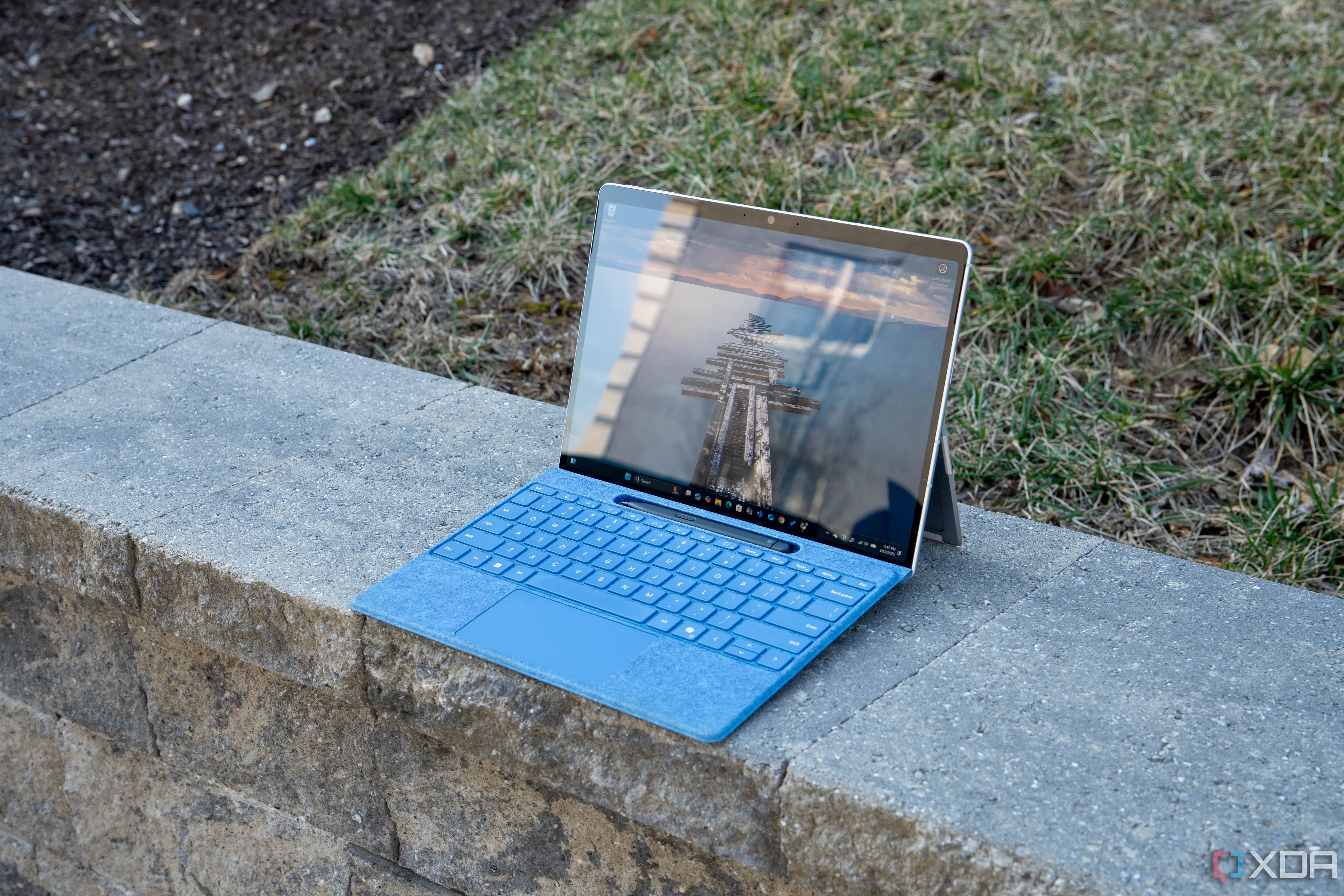 Microsoft Surface Pro 11 cùng bàn phím Flex Keyboard và bút stylus, minh họa khả năng làm việc linh hoạt và di động của thiết bị.