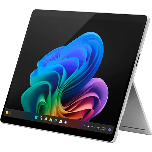 Microsoft Surface Pro 11 màu Platinum với bàn phím Type Cover và bút Slim Pen, thể hiện thiết kế tinh tế và tính năng 2-in-1 linh hoạt của tablet chạy chip Snapdragon X Elite.