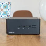 Mini PC Asus NUC 14 Pro nhìn từ mặt trước, minh họa thiết kế nhỏ gọn