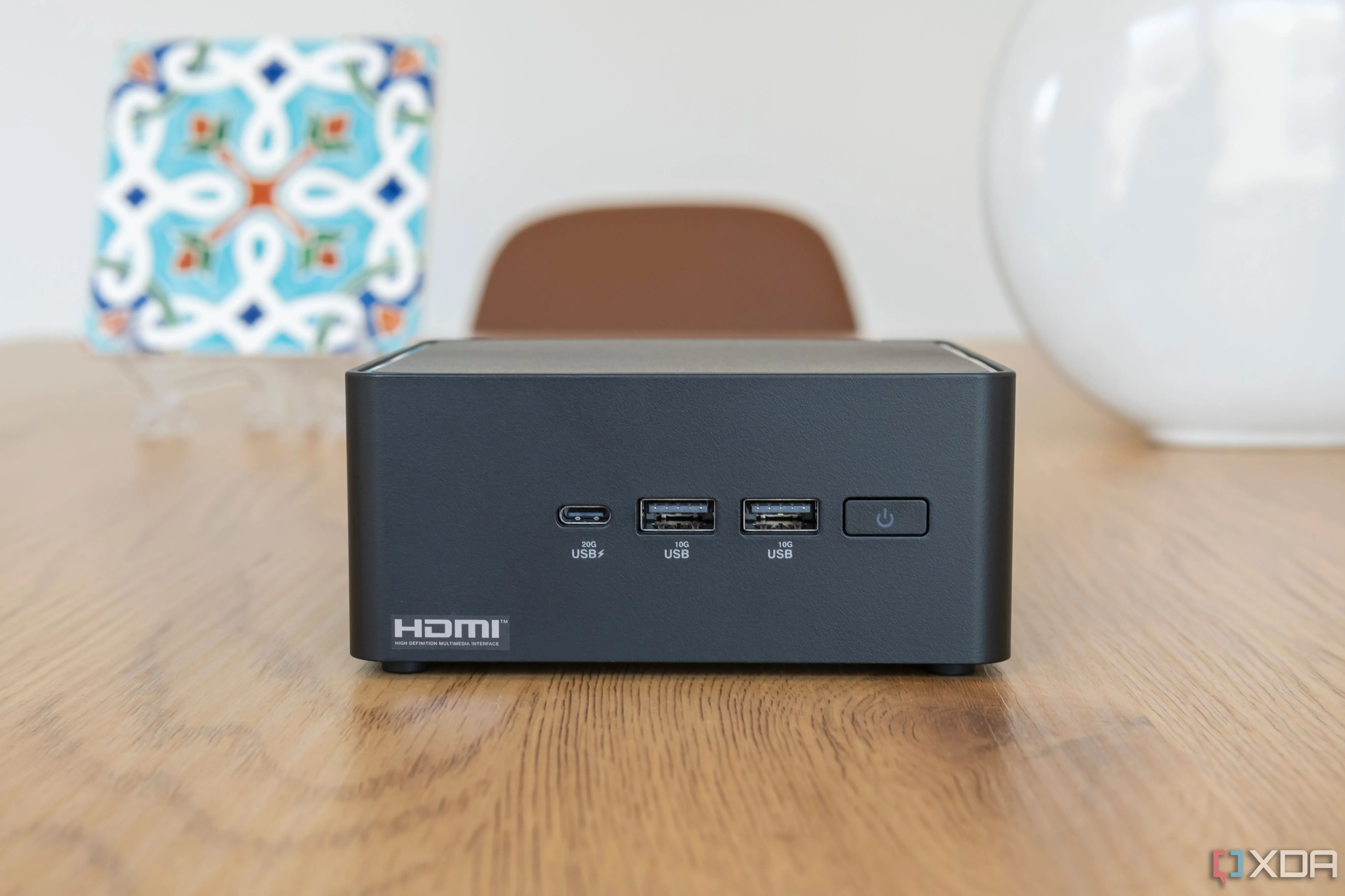 Mini PC Asus NUC 14 Pro nhìn từ mặt trước, minh họa thiết kế nhỏ gọn