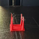 Mô hình hiệu chỉnh bị chảy nhựa, với các sợi filament mỏng nối giữa các chi tiết