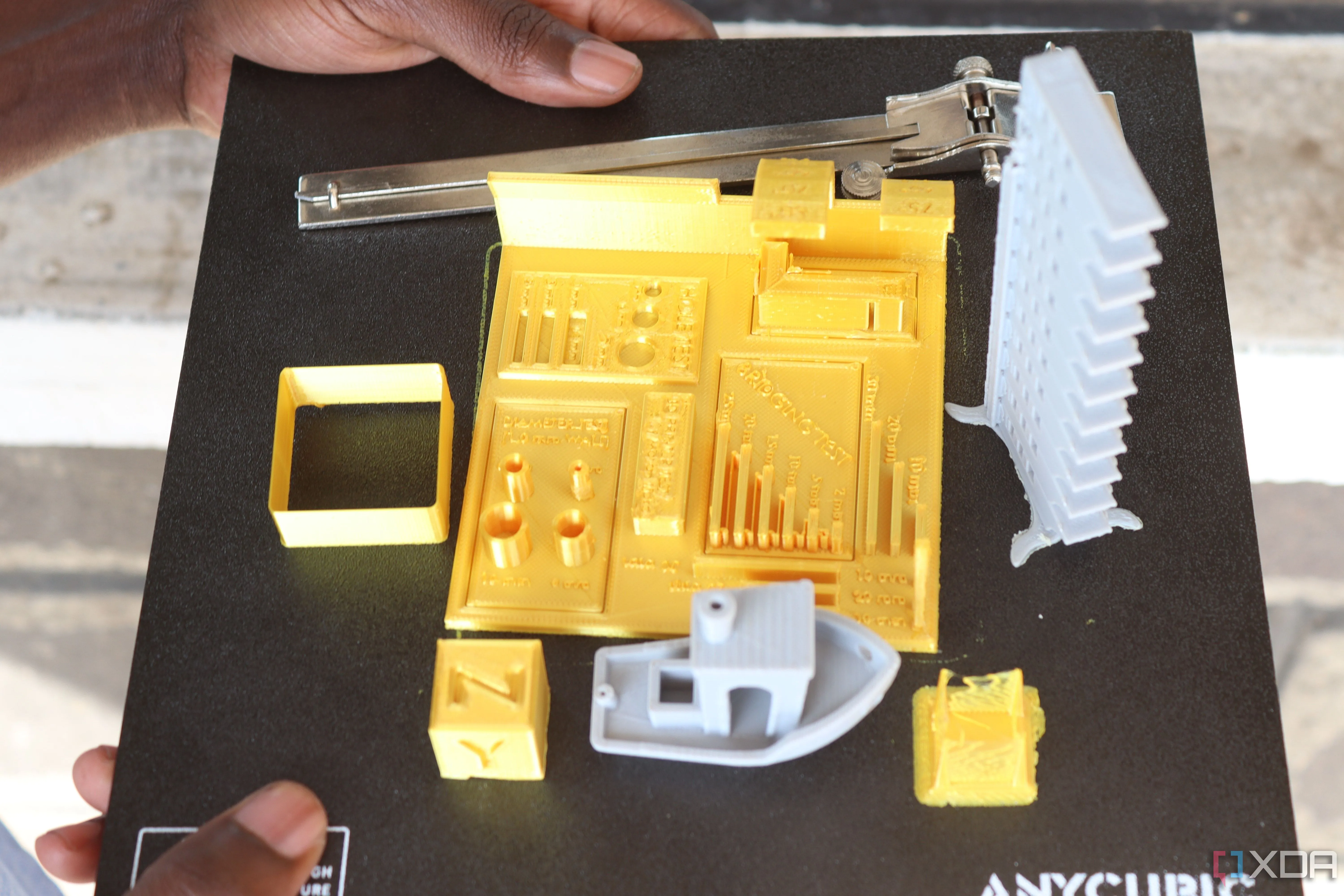 Mô hình in 3D trên bàn in của máy in 3D, minh họa kích thước bàn in