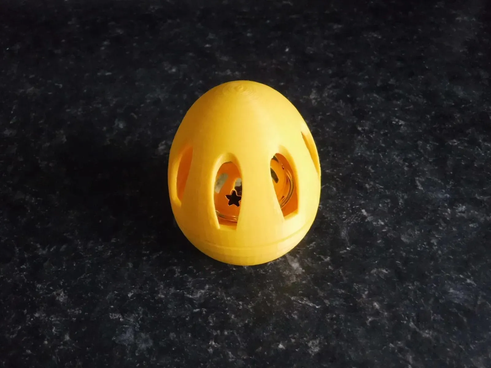 Mô hình trứng lắc lư cho thú cưng được in 3D, thiết kế đặc biệt giúp di chuyển khó đoán, mang lại niềm vui cho chó mèo.