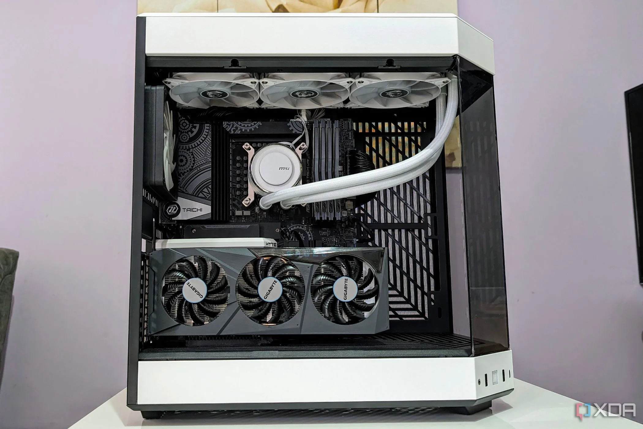 Một bộ PC chơi game với tản nhiệt AIO màu trắng, làm nổi bật tầm quan trọng của việc bố trí quạt khoa học để tối ưu luồng không khí bên trong case.