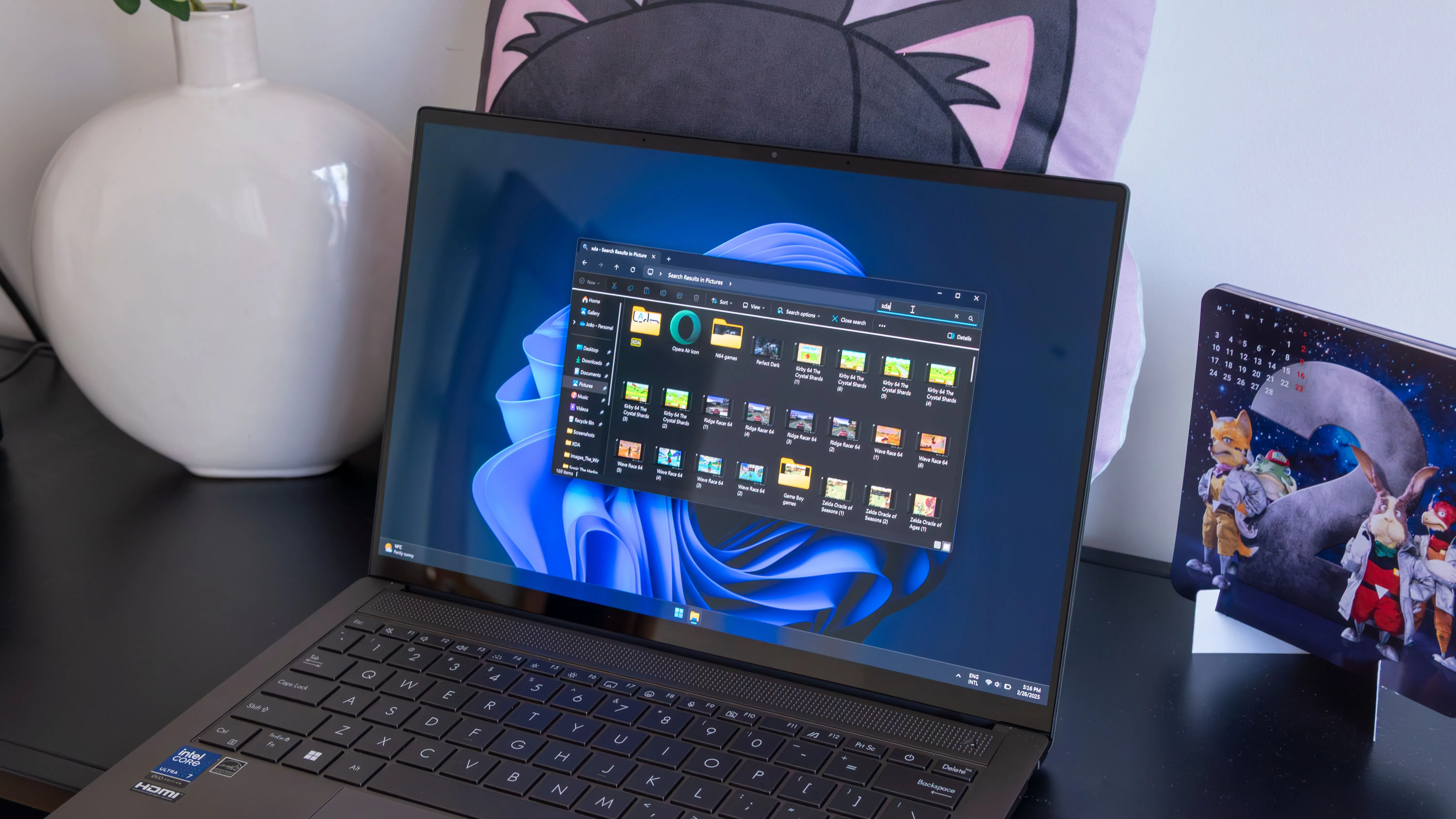 Một chiếc laptop Windows 11 đang sử dụng tính năng tìm kiếm, tượng trưng cho việc người dùng đang tìm kiếm thông tin về hệ thống tệp ReFS và tương lai của nó.