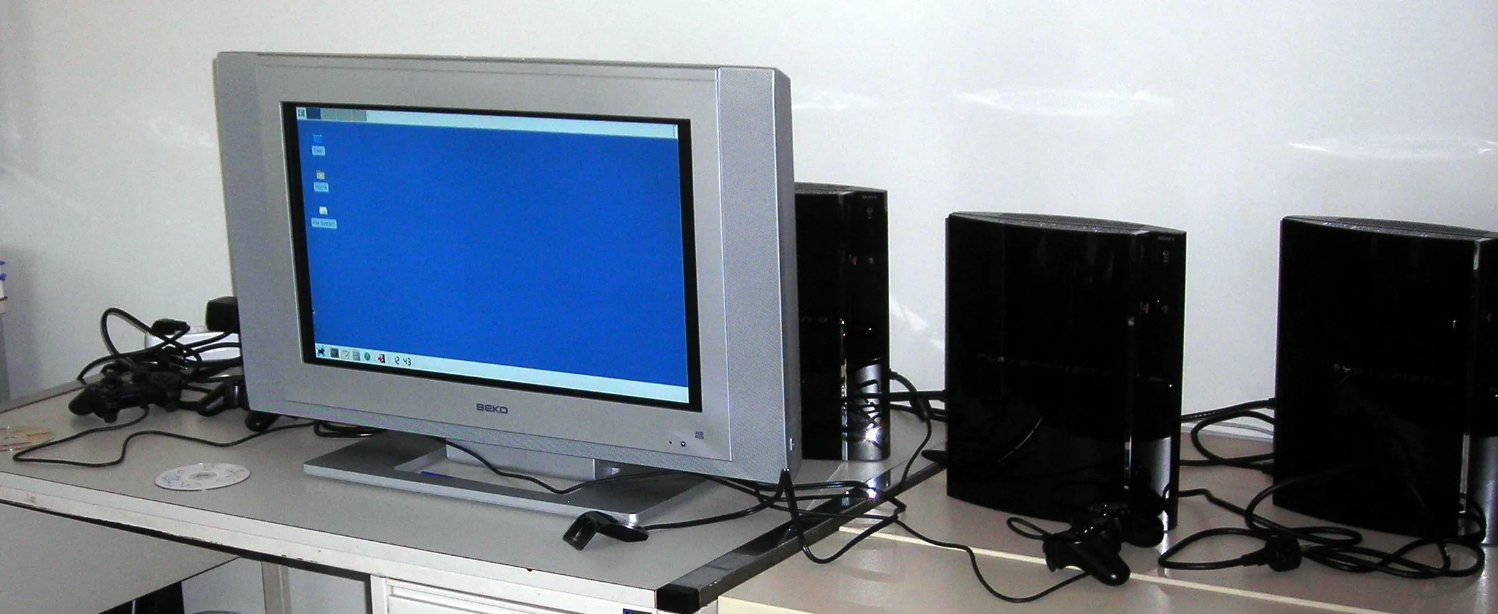 Một cụm máy PlayStation 3 đang chạy hệ điều hành Linux thông qua tính năng OtherOS, minh họa cho khả năng đa nhiệm của PS3