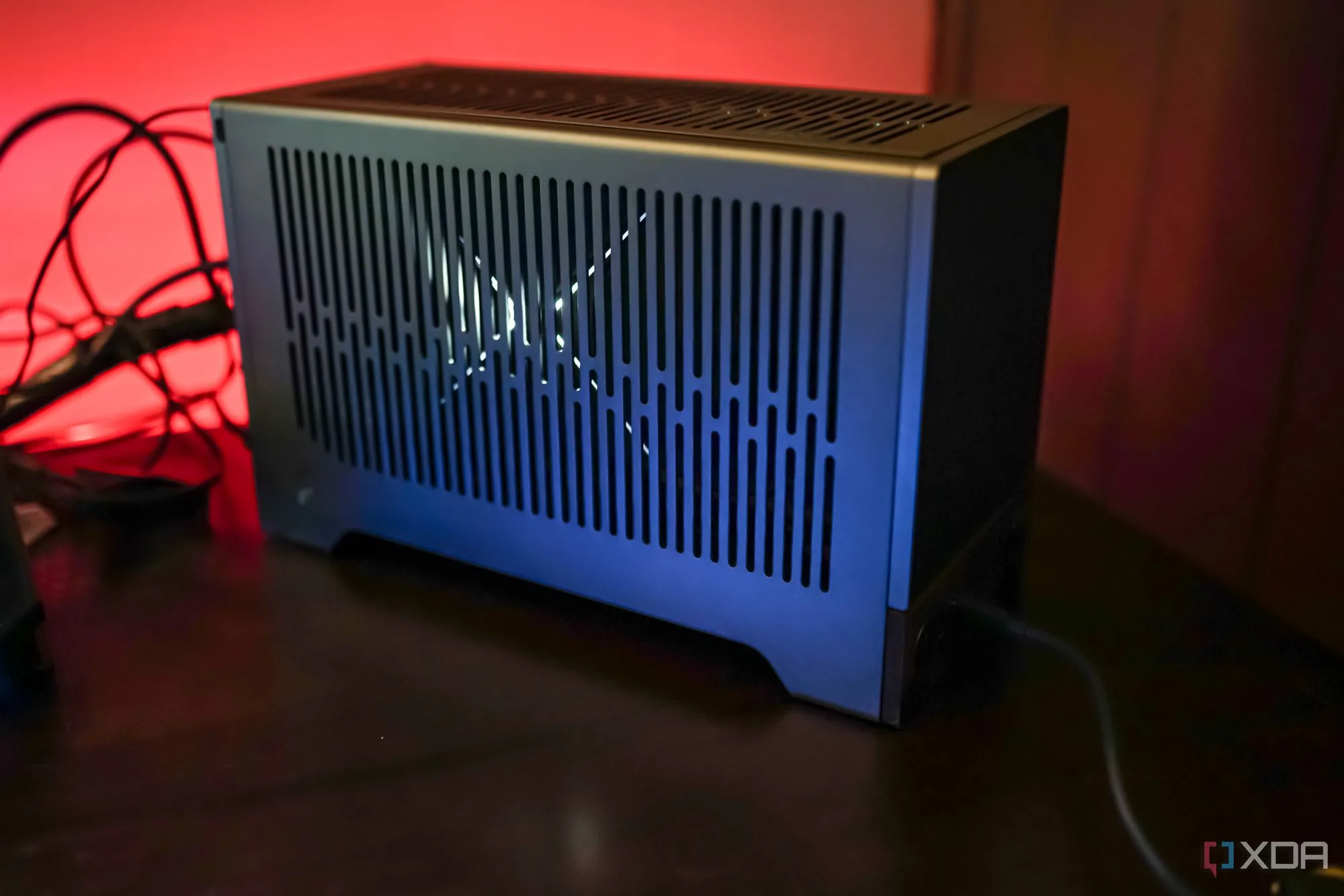 Một hệ thống PC nhỏ gọn Fractal Terra đang đặt trên bàn, cho thấy khả năng tích hợp card đồ họa cao cấp như RTX 5090 Founder's Edition vào thùng máy SFF