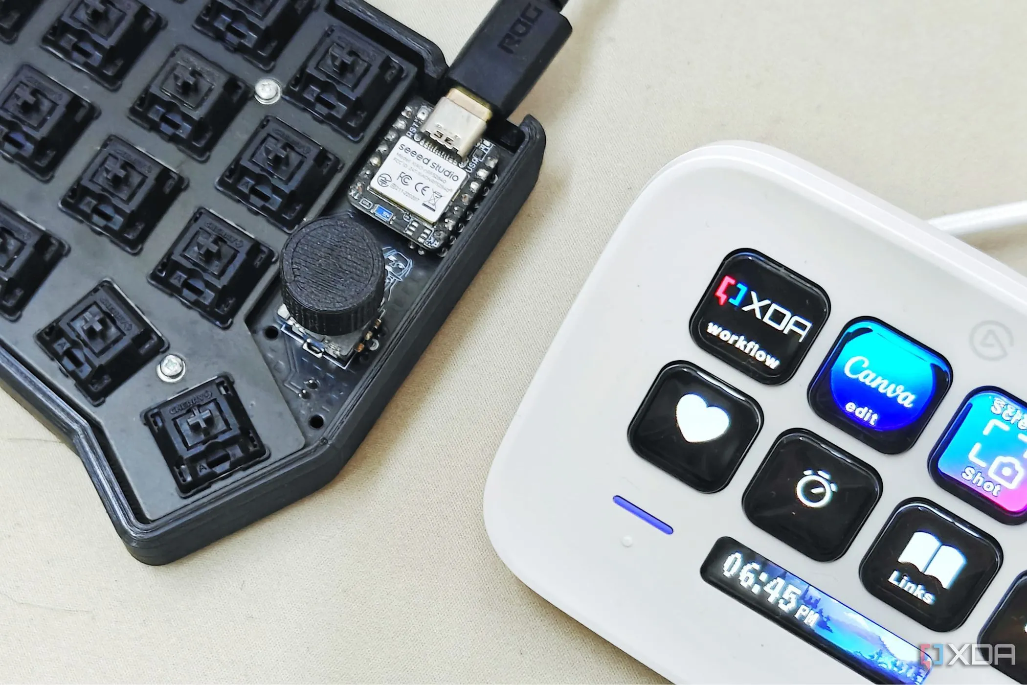 Một macro pad chuyên dụng đặt cạnh Elgato Stream Deck Neo, hỗ trợ tối ưu các lệnh trong game cho game thủ.