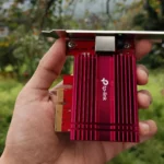 Một người đang cầm card mạng 10G TP-Link, minh họa khả năng tương thích driver khi ảo hóa OPNsense