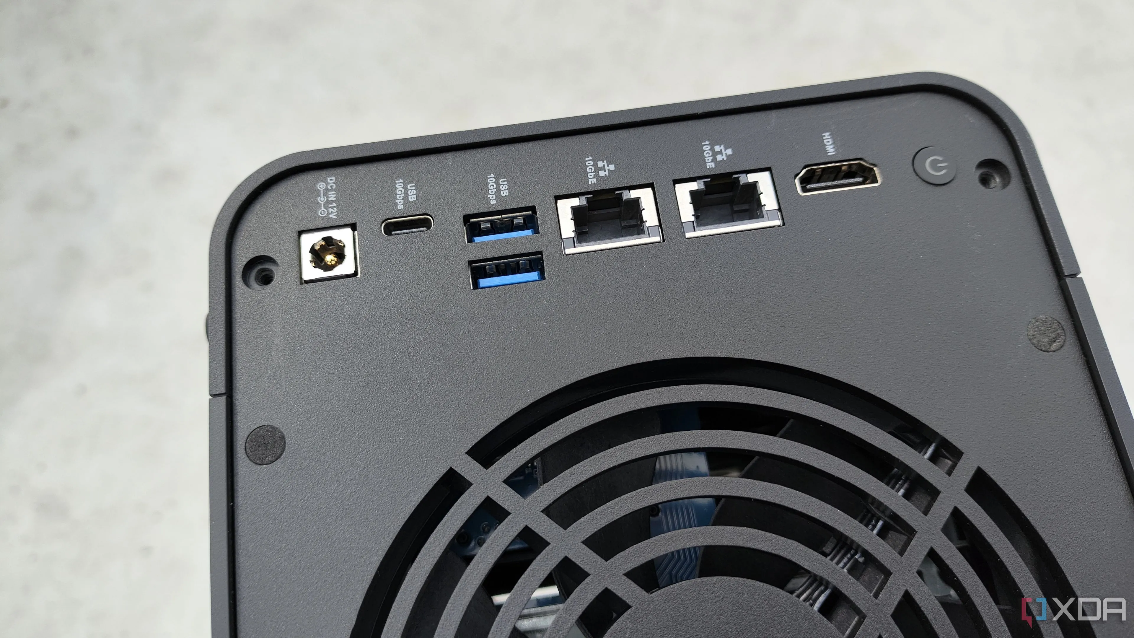Một người đang cầm thiết bị NAS TerraMaster F4-424 Max