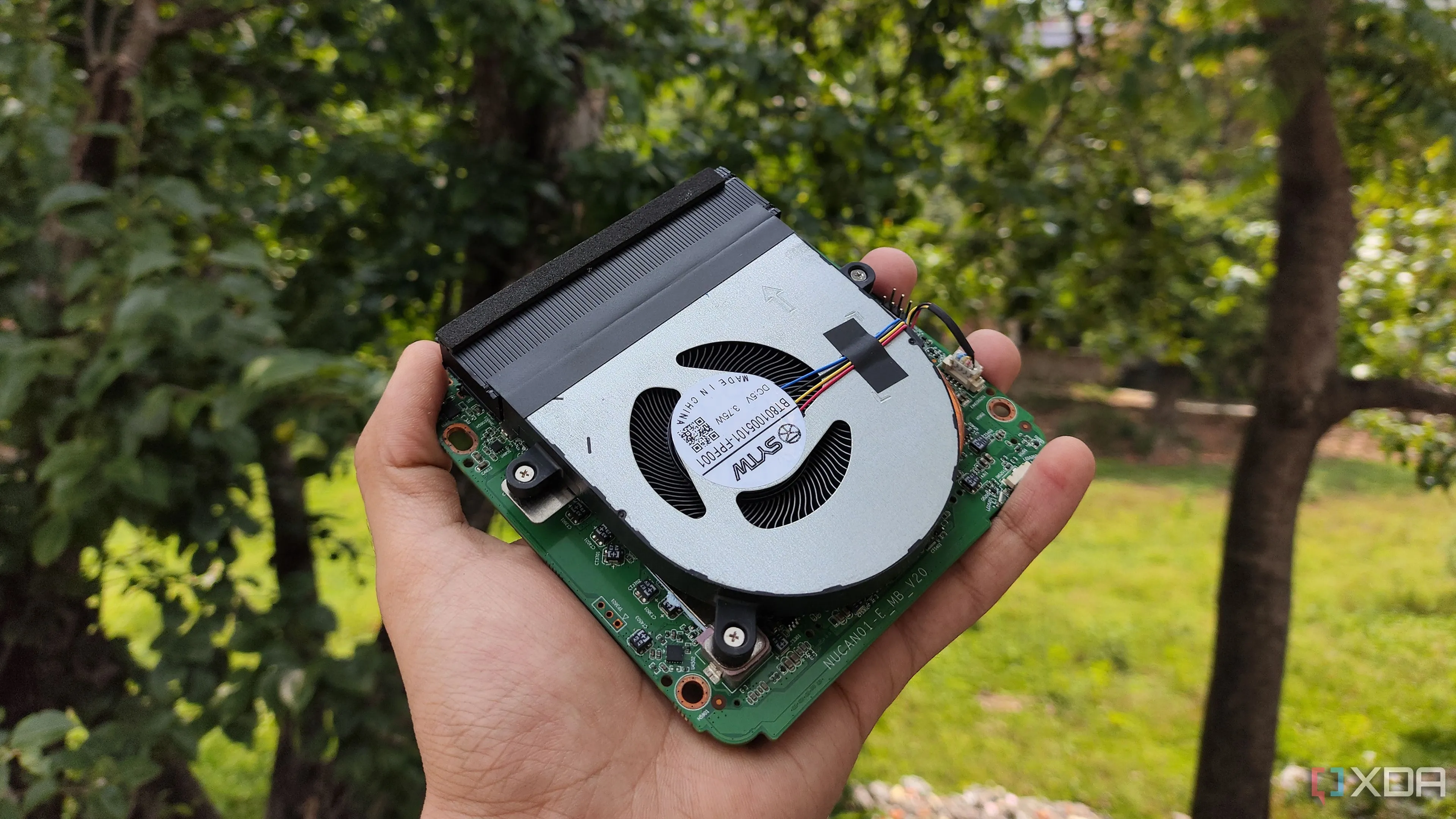 Một người đang cầm trên tay hệ thống máy tính mini Intel N100, thiết bị nhỏ gọn có thể cấp nguồn bằng PoE