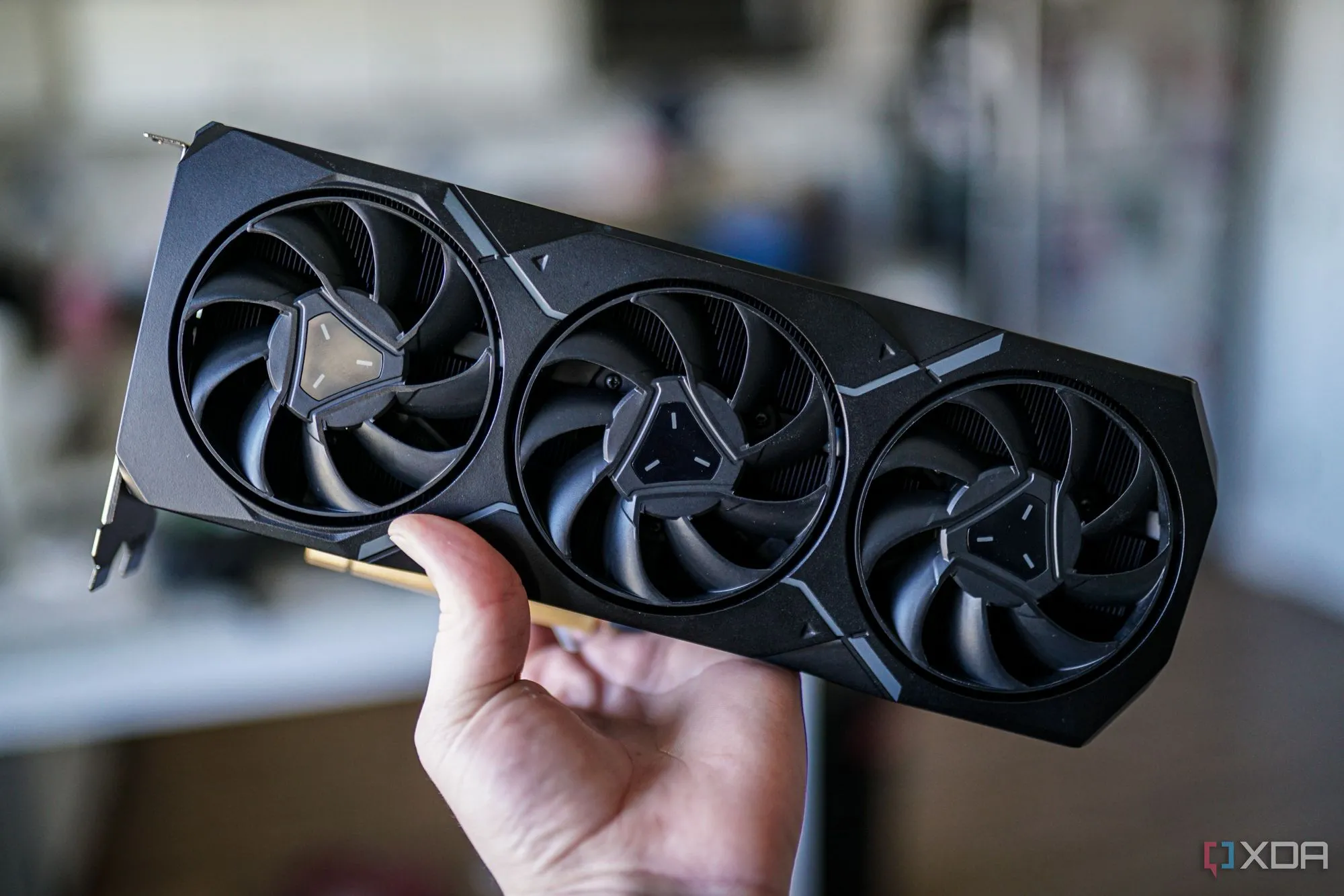 Một người dùng cầm card đồ họa AMD Radeon RX 7900 XT, biểu tượng cho sự cạnh tranh từ AMD trong thị trường GPU