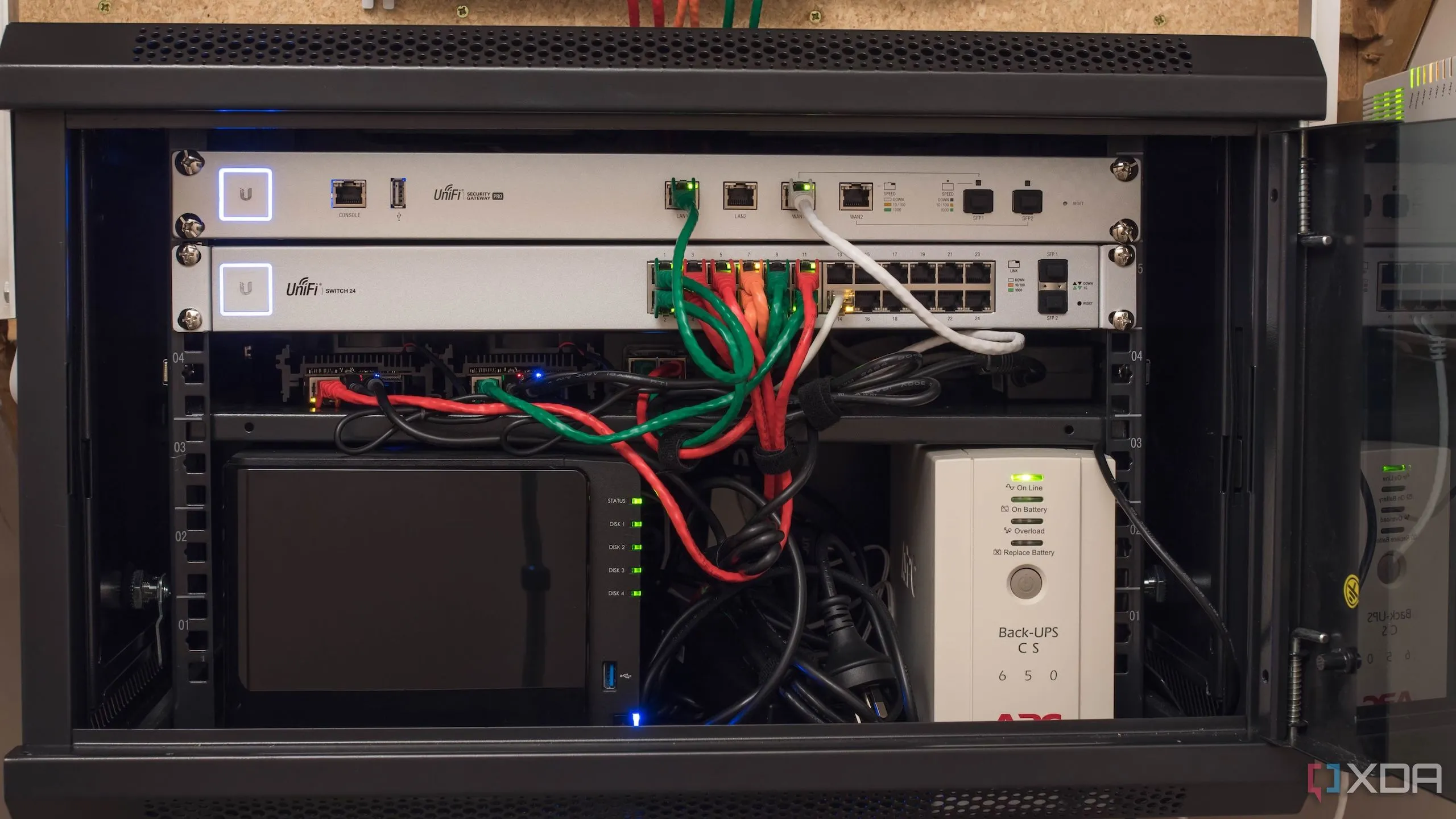 Một tủ rack chứa các máy chủ và thiết bị mạng trong phòng lab tại nhà, minh họa môi trường thử nghiệm và phát triển công nghệ