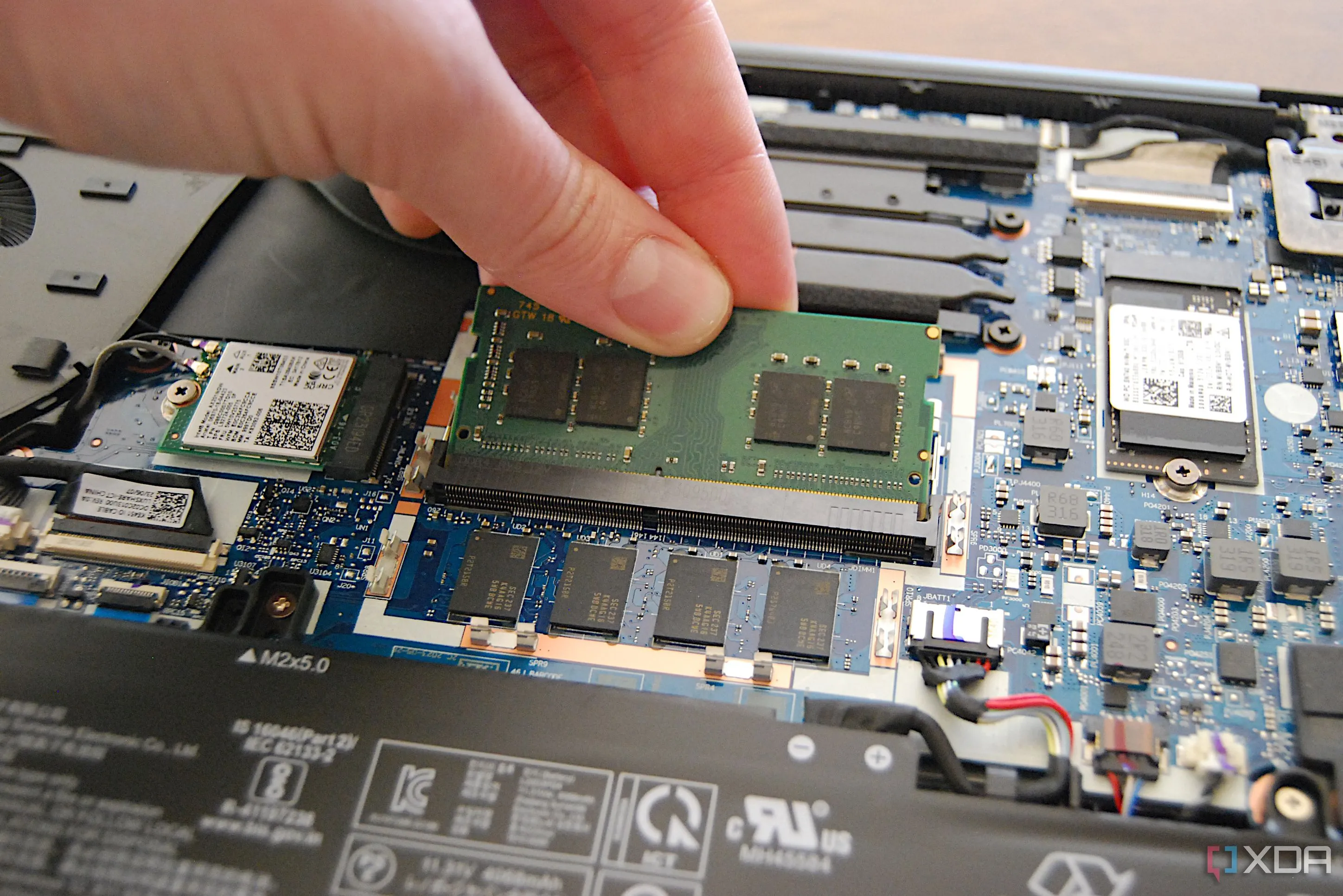 Nâng cấp bộ nhớ RAM trên laptop, minh họa ứng dụng LPDDR6 cho thiết bị di động