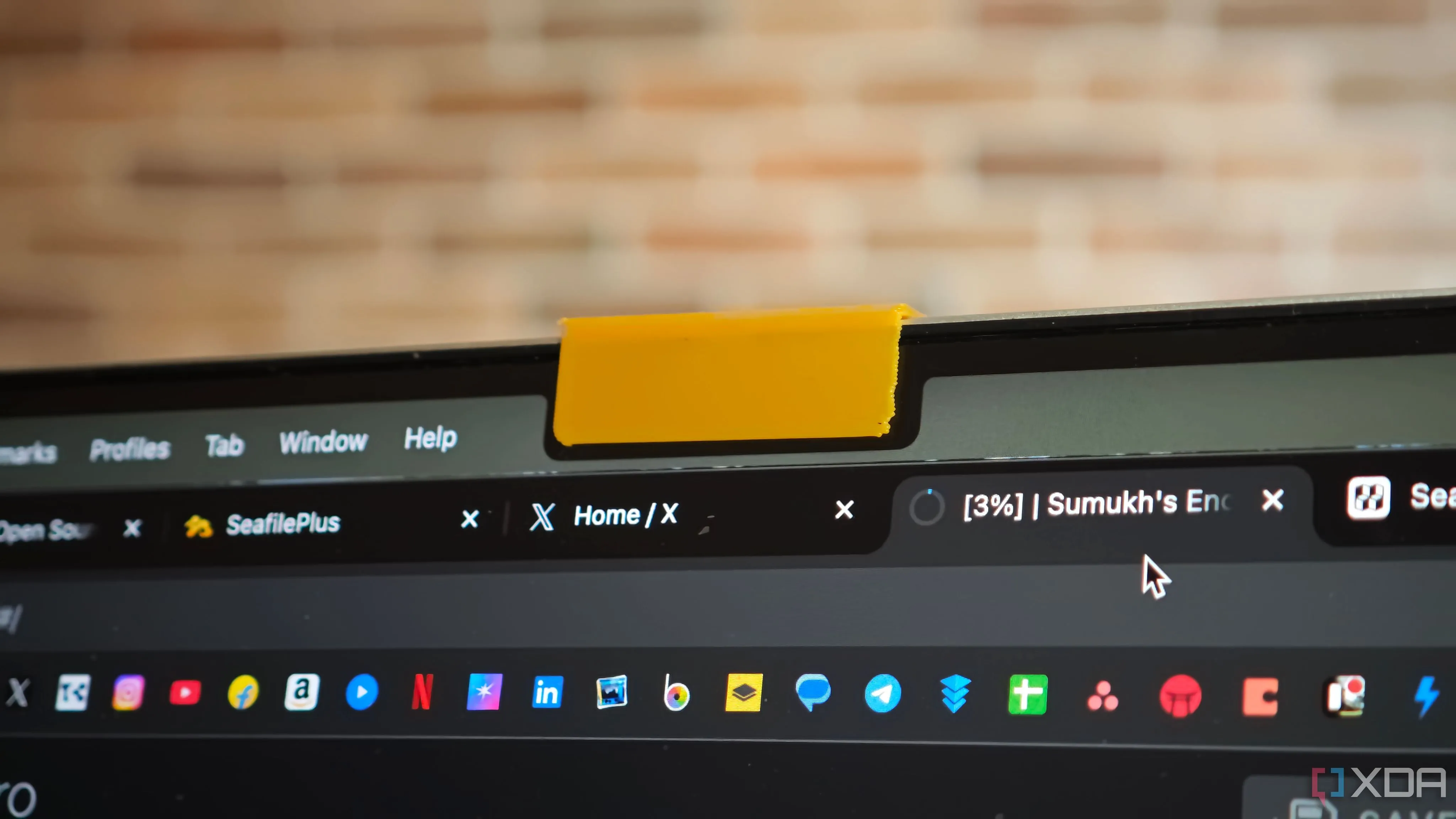 Nắp che webcam siêu mỏng màu đen in 3D, trượt để che camera trên notch MacBook