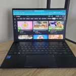 Nền tảng YouTube với các gợi ý video trên màn hình máy tính xách tay