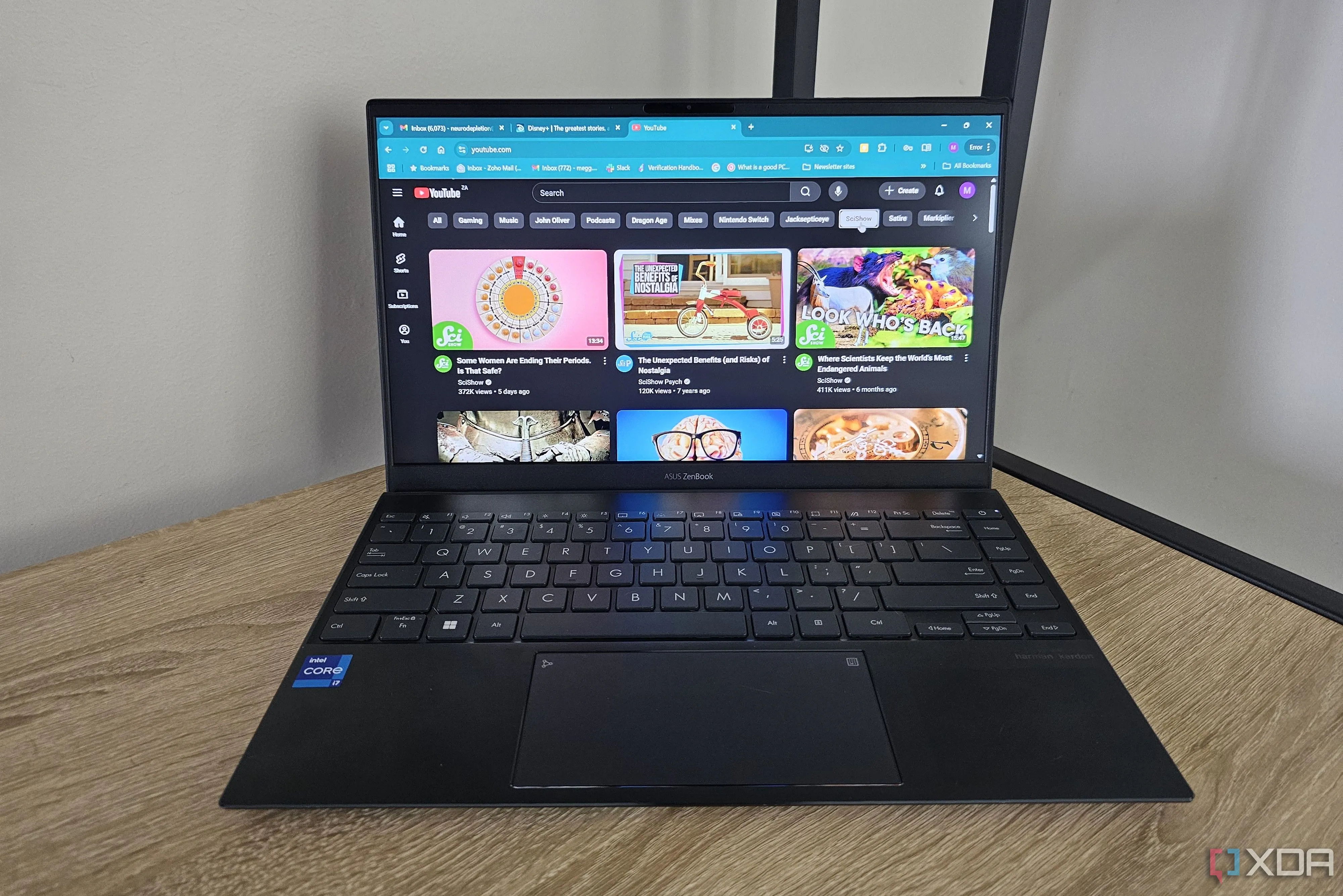 Nền tảng YouTube với các gợi ý video trên màn hình máy tính xách tay