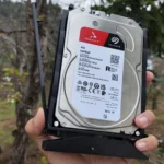 Người cầm ổ cứng Seagate 4TB biểu thị khả năng dự phòng dữ liệu NAS