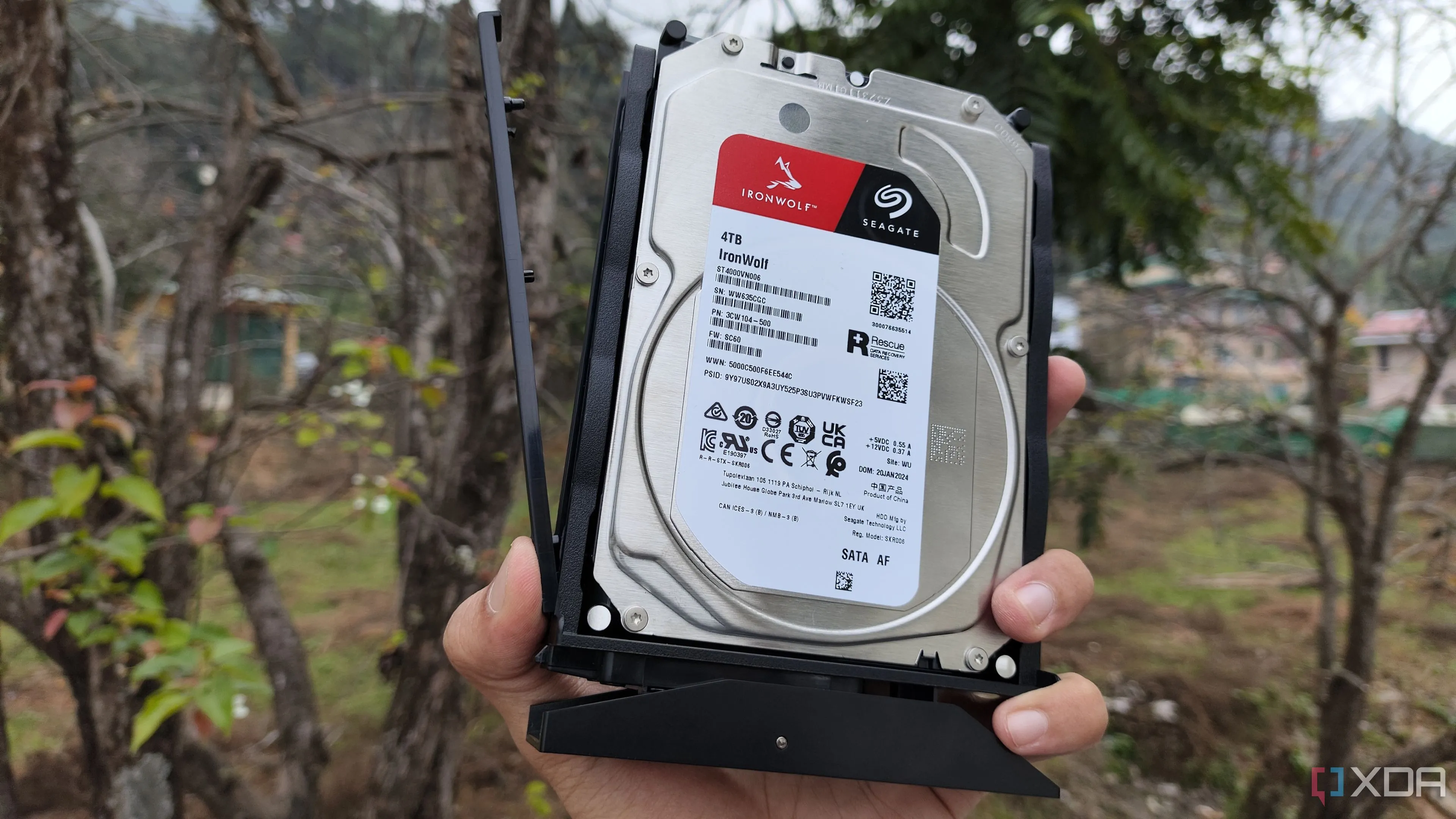 Người cầm ổ cứng Seagate 4TB biểu thị khả năng dự phòng dữ liệu NAS