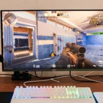 Người chơi game CS2 trên màn hình 4K, minh họa lợi ích giảm độ trễ của kết nối Ethernet cho trải nghiệm gaming mượt mà.