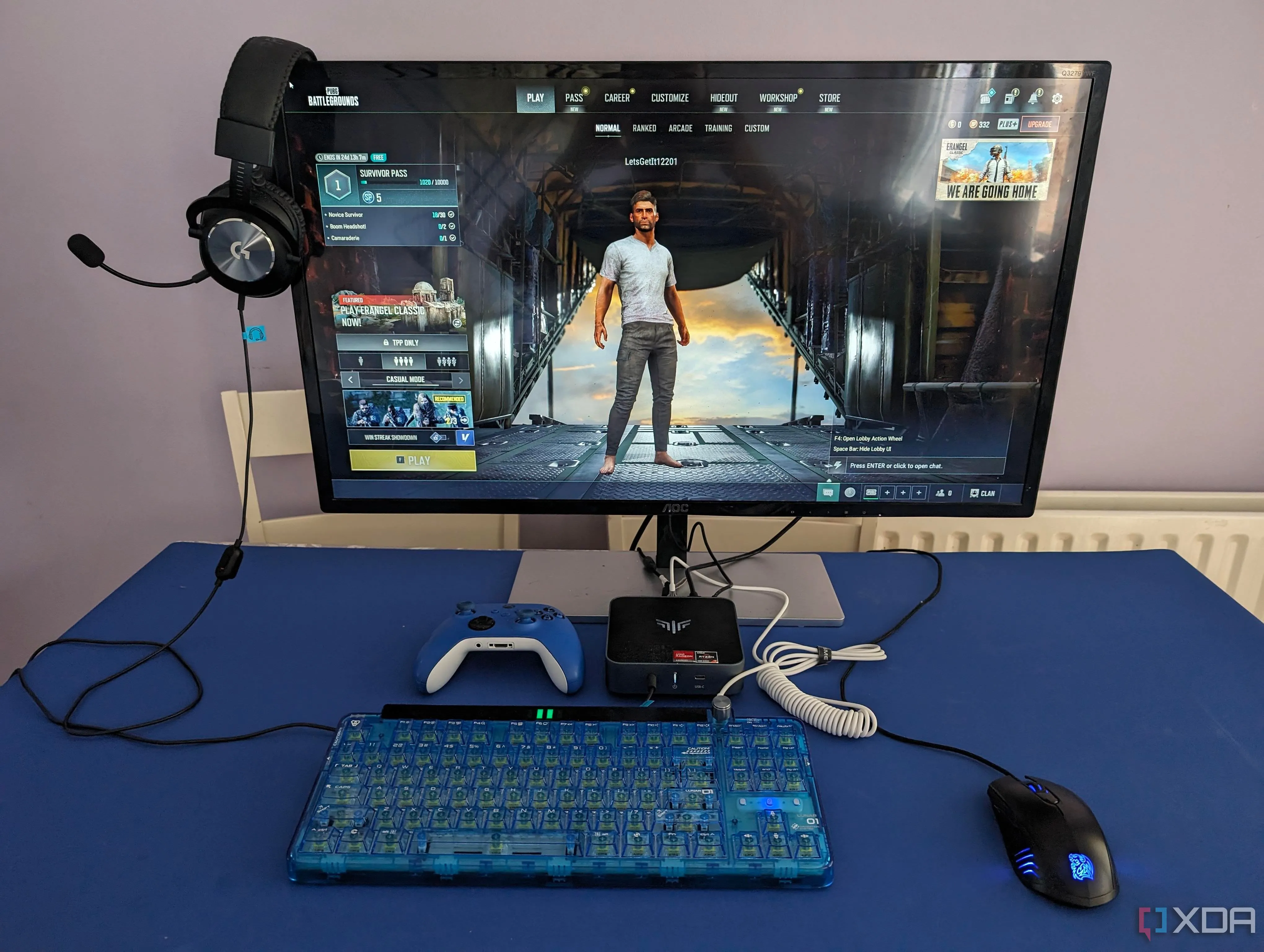 Người chơi game PUBG trên máy tính mini, sử dụng bàn phím và chuột để điều khiển