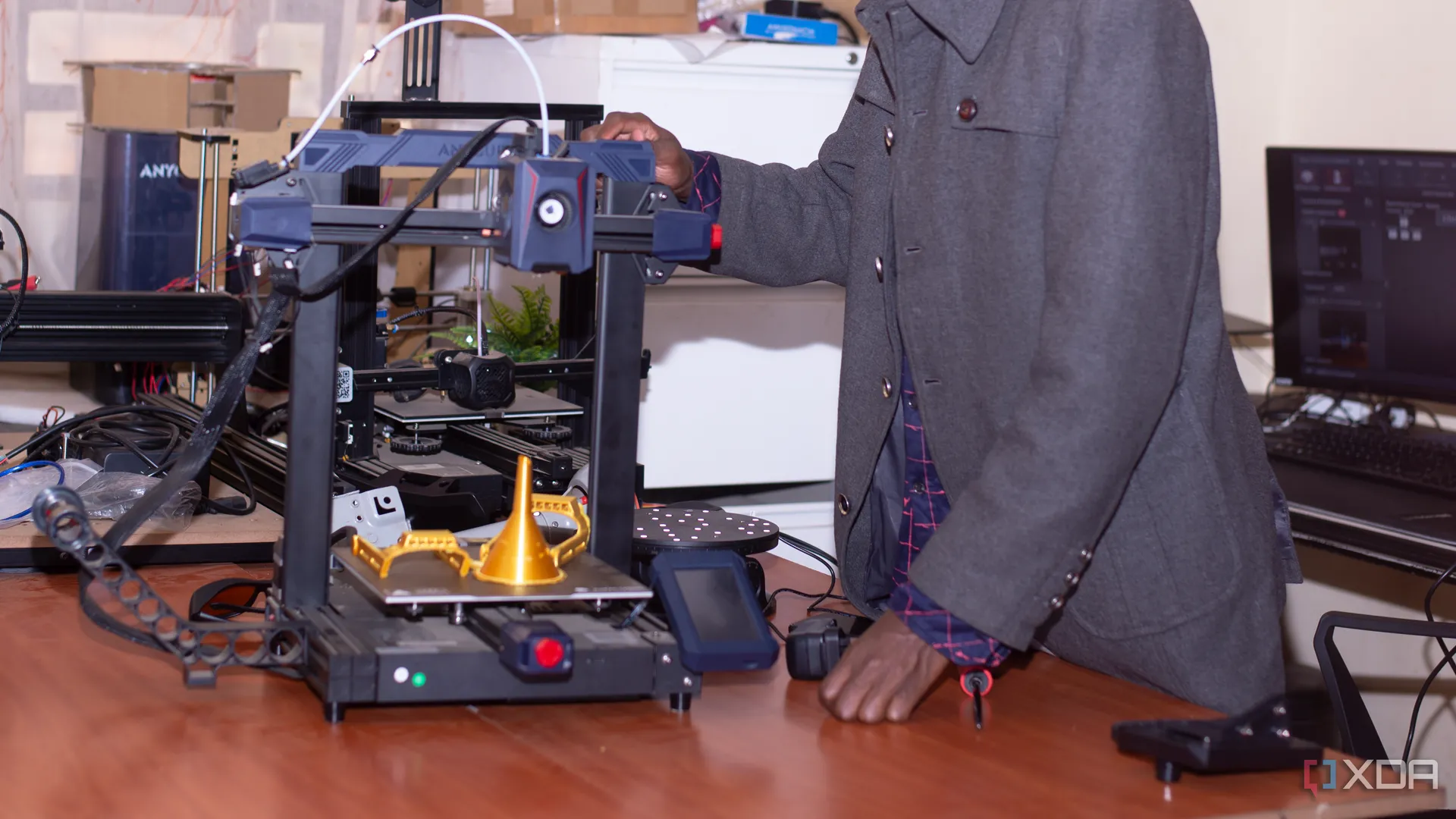 Người đàn ông đang in 3D trên máy Anycubic