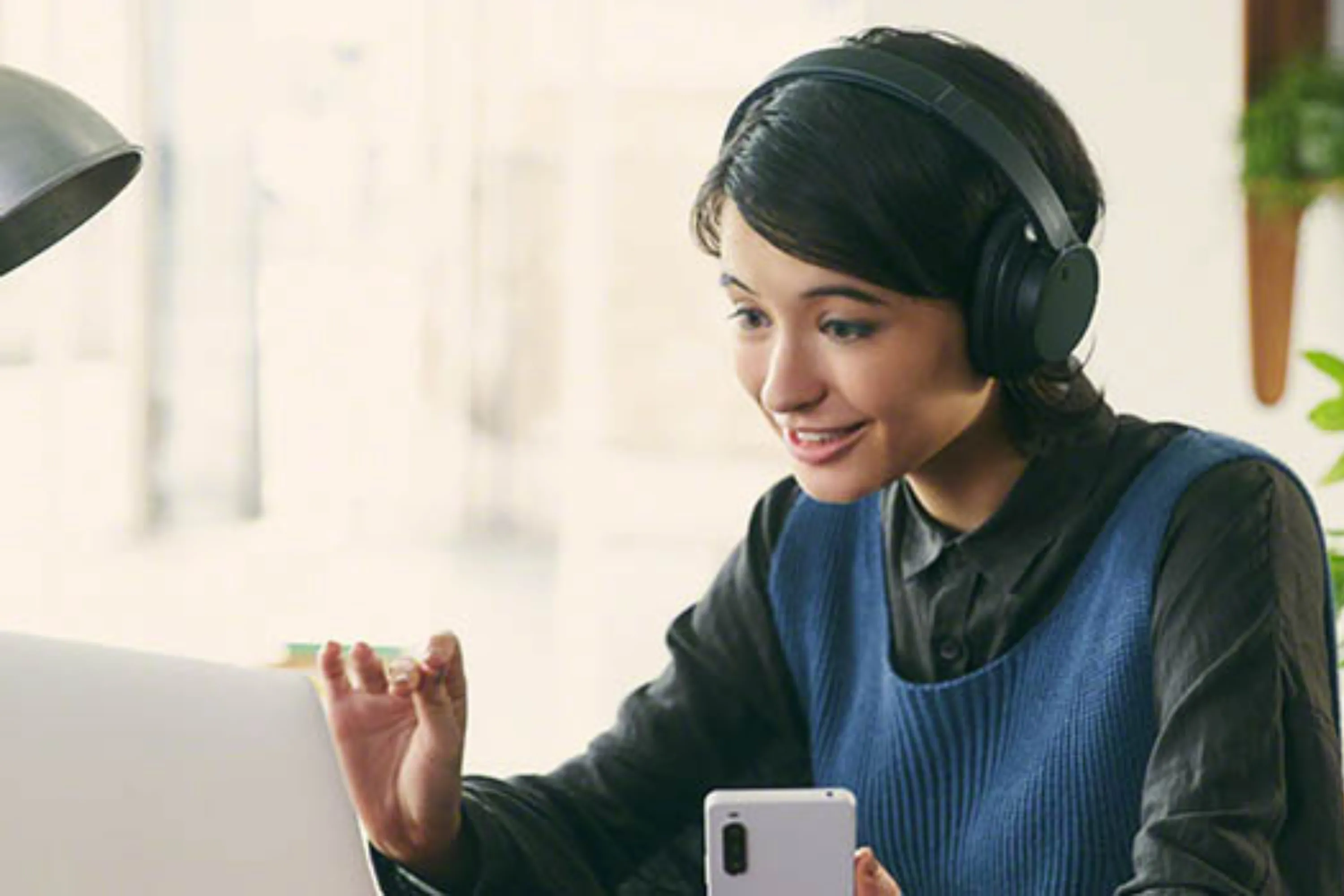 Người đàn ông đeo tai nghe Sony WH-CH720N màu đen, thể hiện tính năng chống ồn