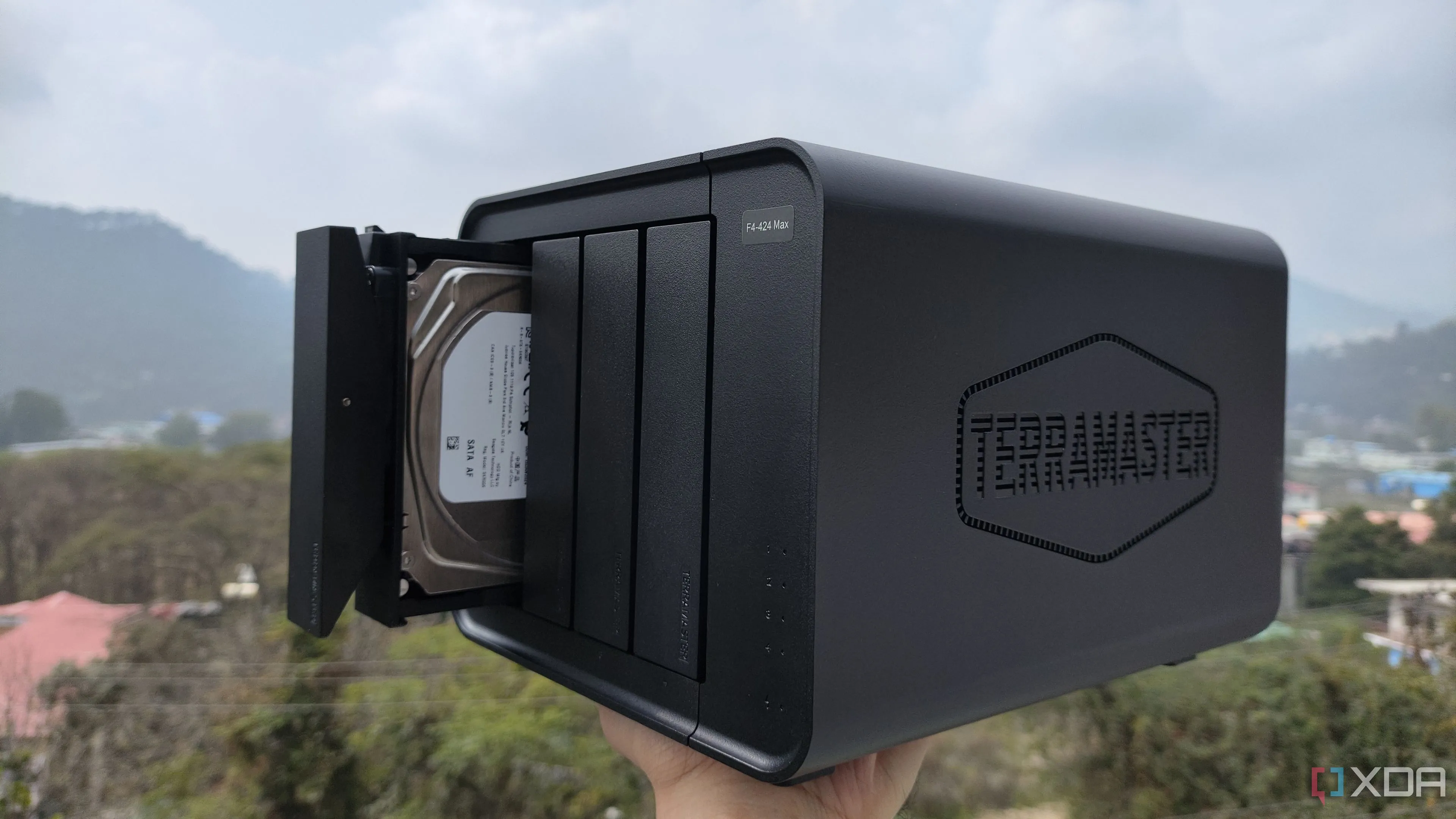 Người dùng cầm chiếc NAS TerraMaster F4-424 Max, minh họa thiết bị lưu trữ mạng lý tưởng cho các giải pháp iSCSI.