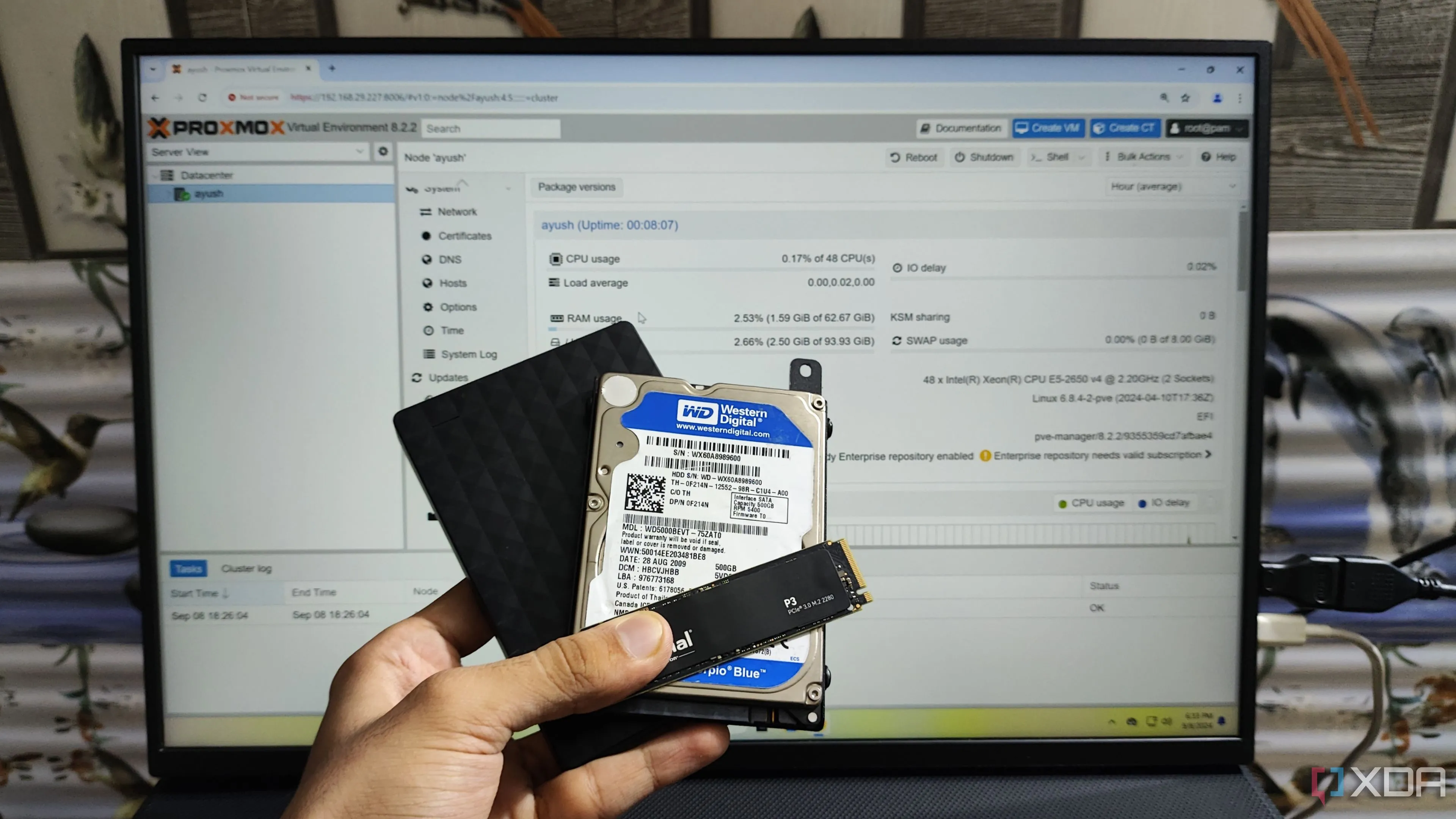 Người dùng cầm ổ cứng SSD, HDD nội bộ và HDD ngoài trước màn hình Proxmox, minh họa sự đa dạng các giải pháp lưu trữ dữ liệu bền vững.