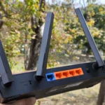 Người dùng cầm router TP-Link, biểu tượng cho việc bảo mật mạng gia đình