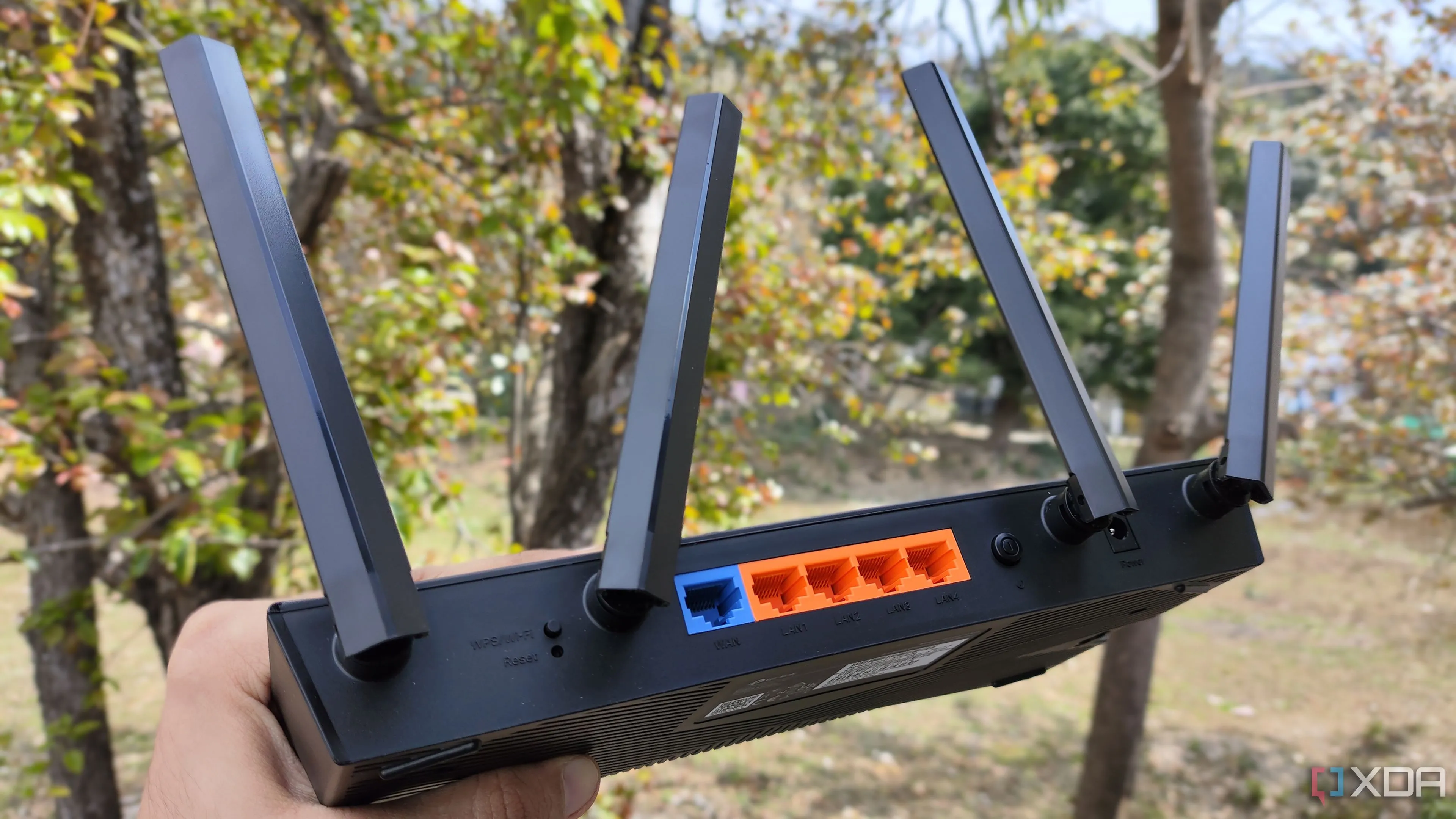 Người dùng cầm router TP-Link, biểu tượng cho việc bảo mật mạng gia đình