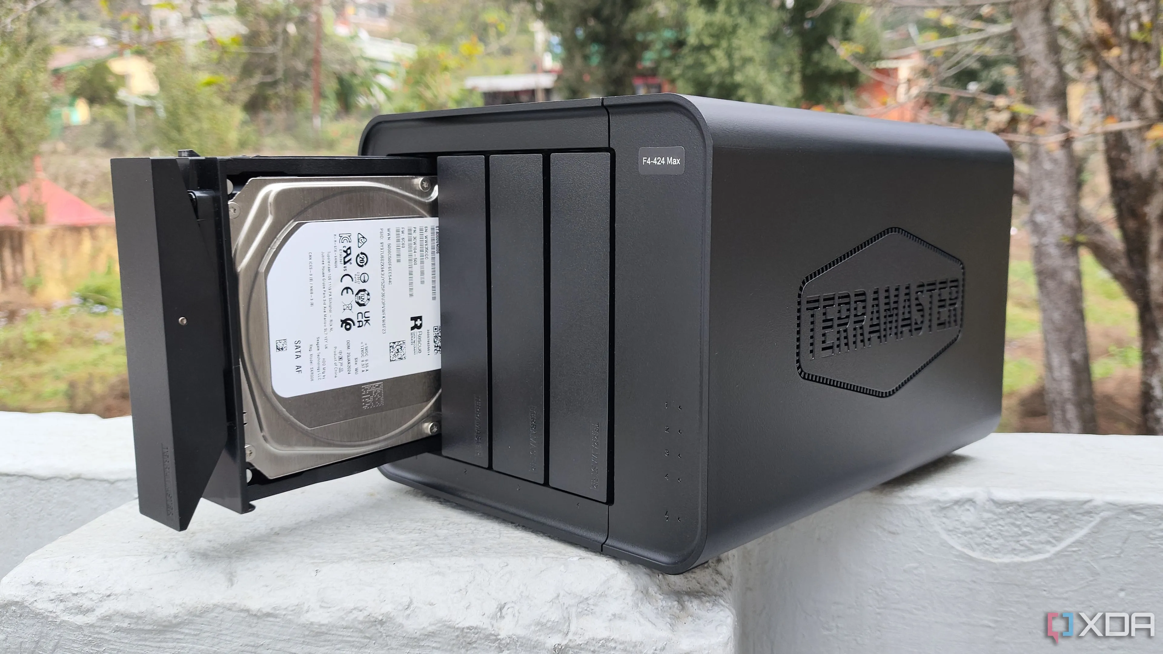 Người dùng cầm thiết bị NAS TerraMaster F4-424 Max, minh họa giải pháp sao lưu dữ liệu tự động cho doanh nghiệp.