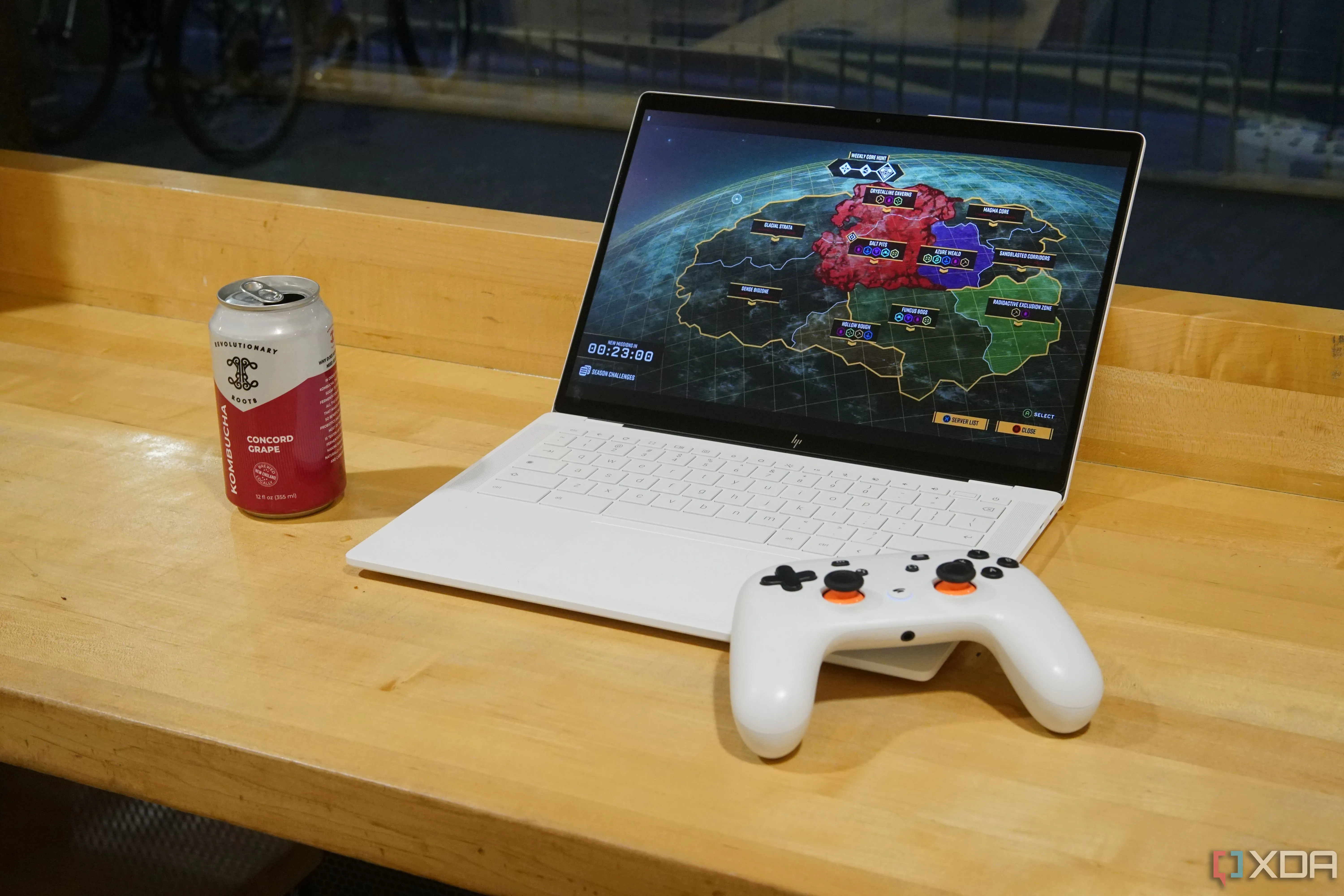 Người dùng chơi game Deep Rock Galactic trên Chromebook, cho thấy tác động của VPN lên tốc độ Internet và độ trễ khi chơi game