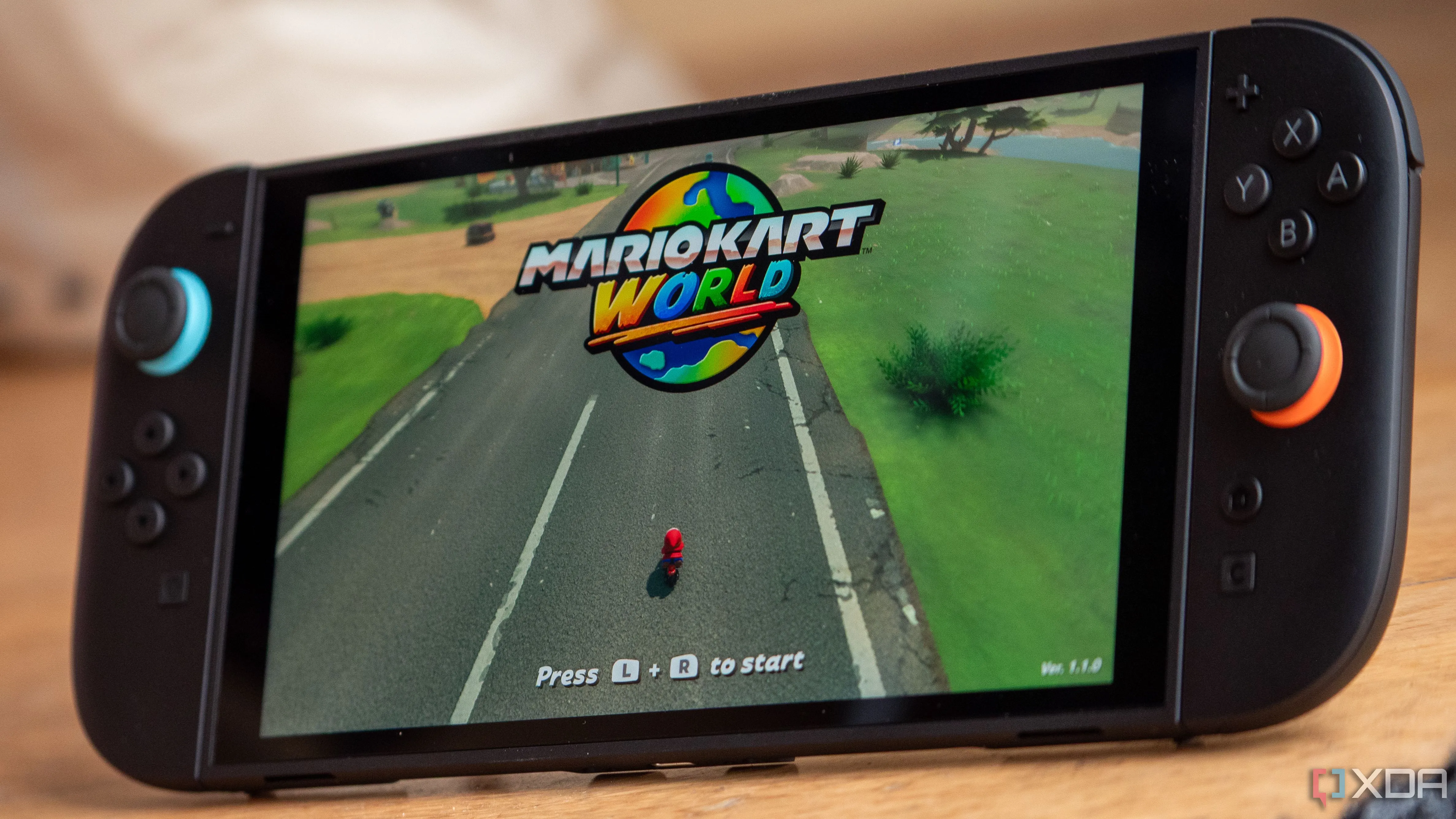 Người dùng chơi Mario Kart trên Nintendo Switch 2, minh họa cho khả năng đáp ứng nhu cầu thị trường nhờ chiến lược tích trữ hàng